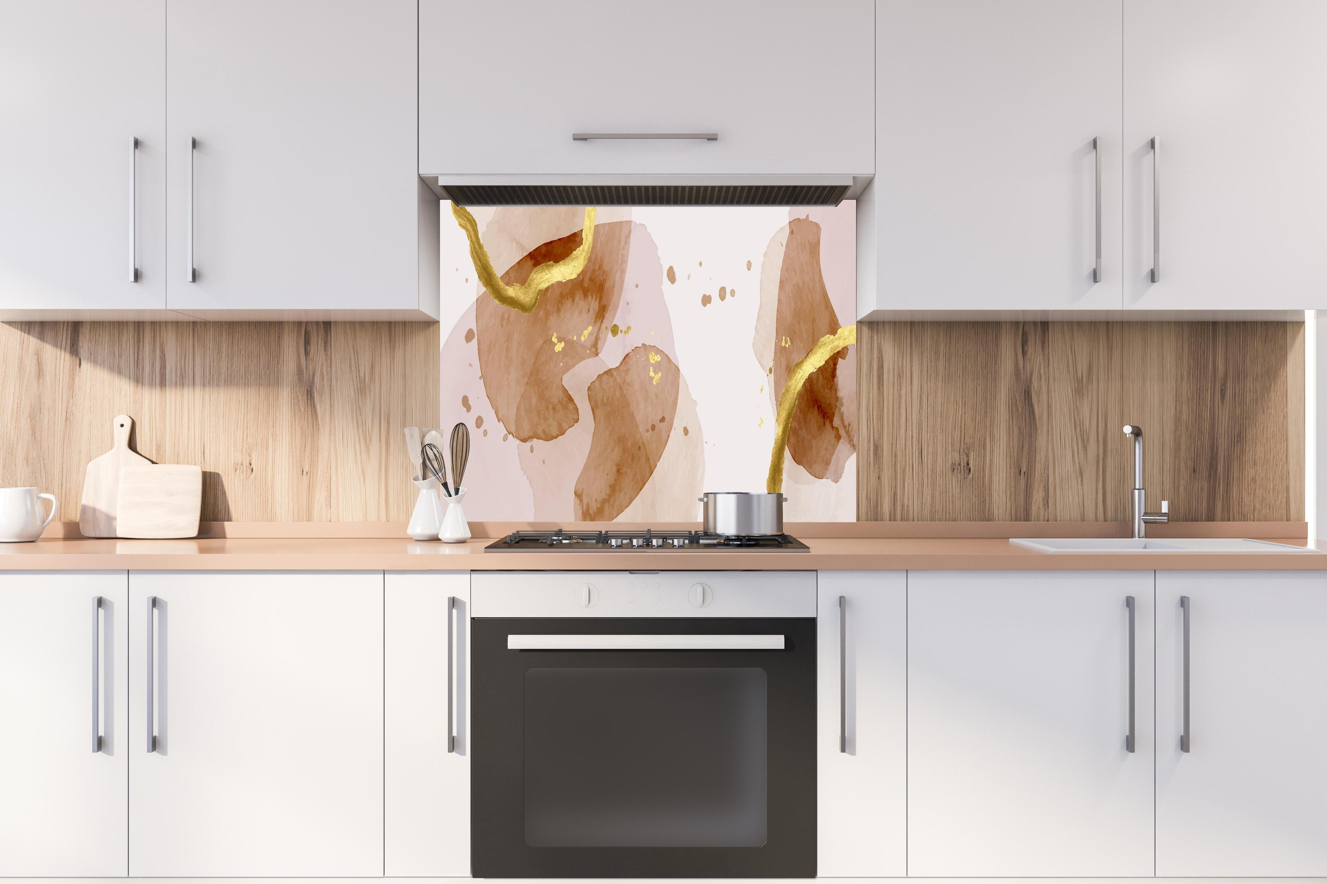 Spritzschutz - Moderne Beige Aquarell Textur hinter einem Cerankochfeld zwischen Holz-Kochutensilien
