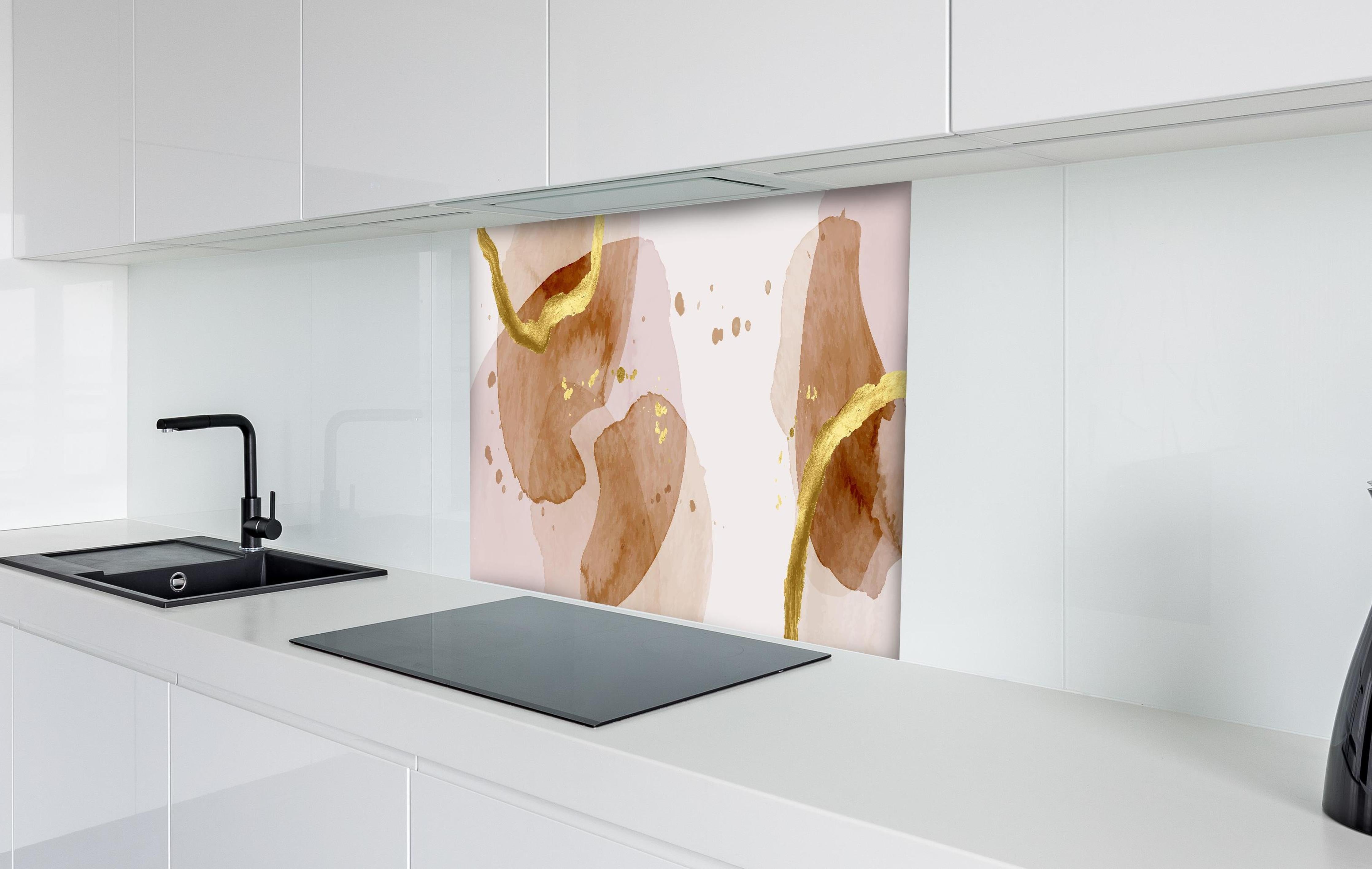 Spritzschutz - Moderne Beige Aquarell Textur hinter einem Cerankochfeld zwischen Holz-Kochutensilien
