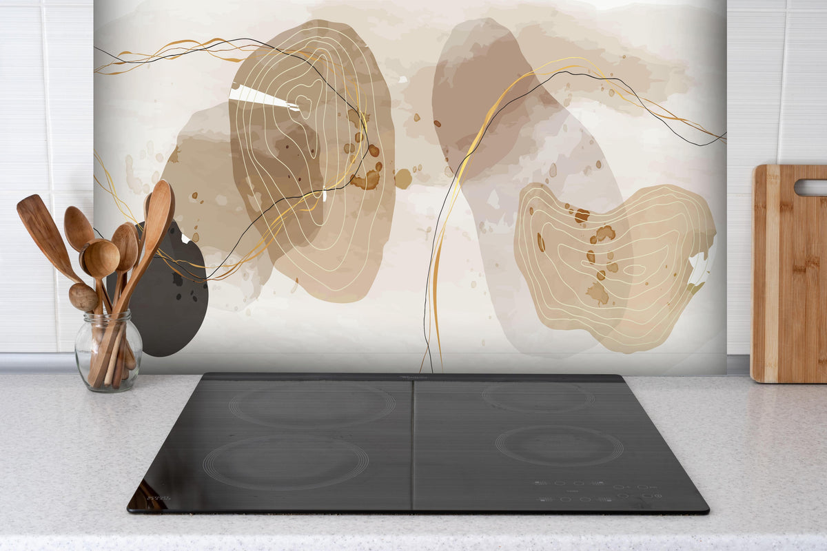 Spritzschutz - Moderne Beige-Braune Abstrakte Kunstformen hinter einem Cerankochfeld zwischen Holz-Kochutensilien
