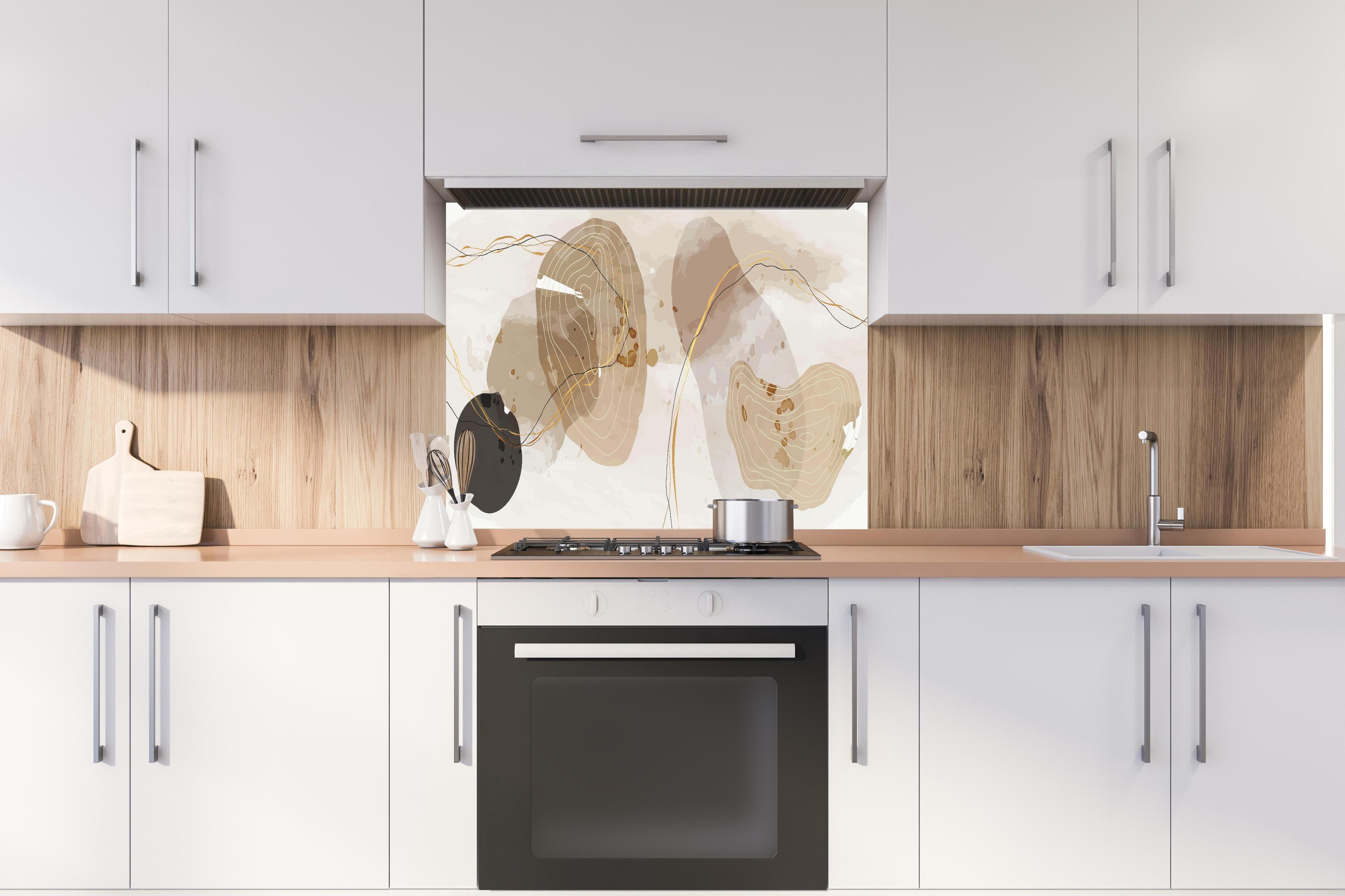 Spritzschutz - Moderne Beige-Braune Abstrakte Kunstformen hinter einem Cerankochfeld zwischen Holz-Kochutensilien
