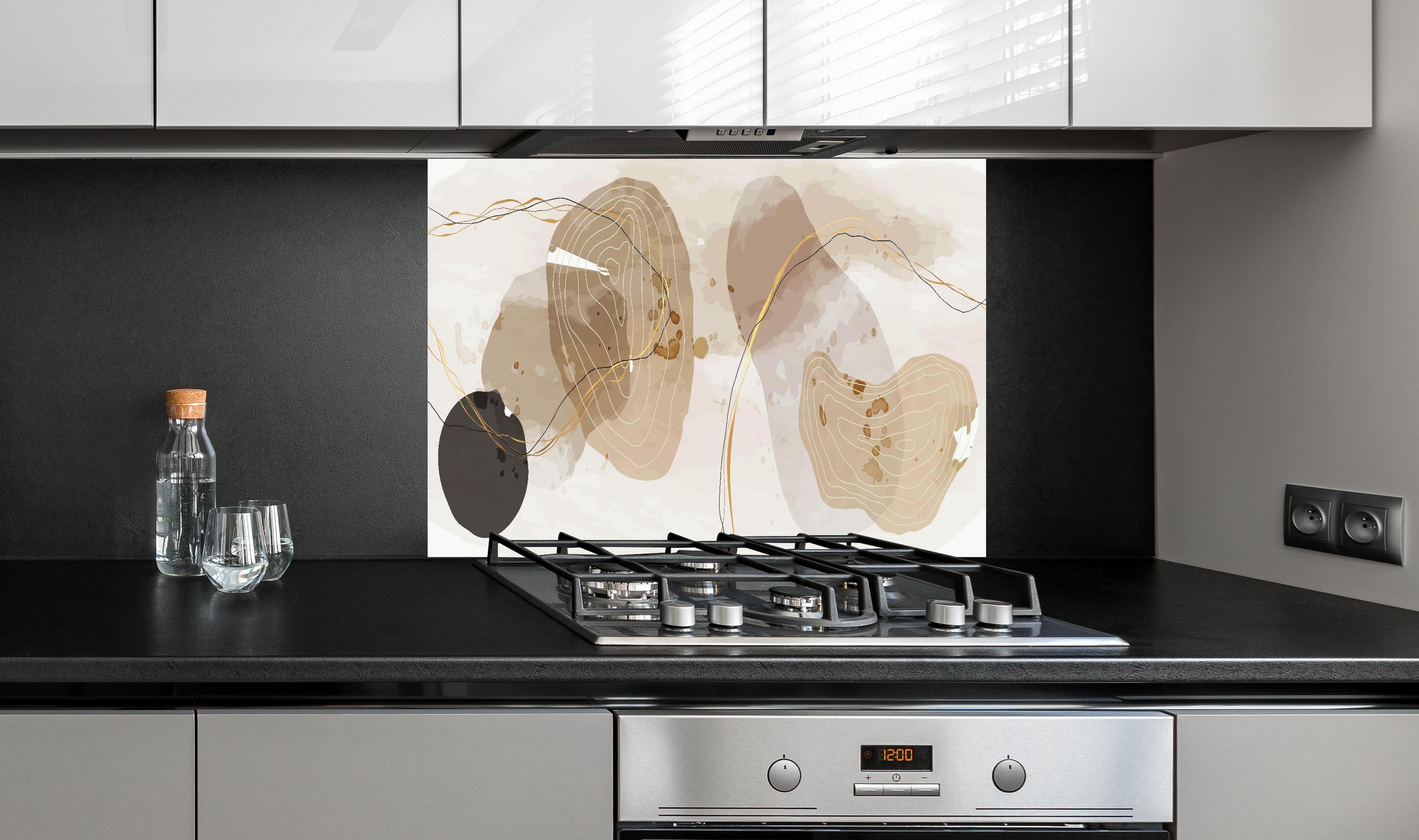 Spritzschutz - Moderne Beige-Braune Abstrakte Kunstformen hinter einem Cerankochfeld zwischen Holz-Kochutensilien
