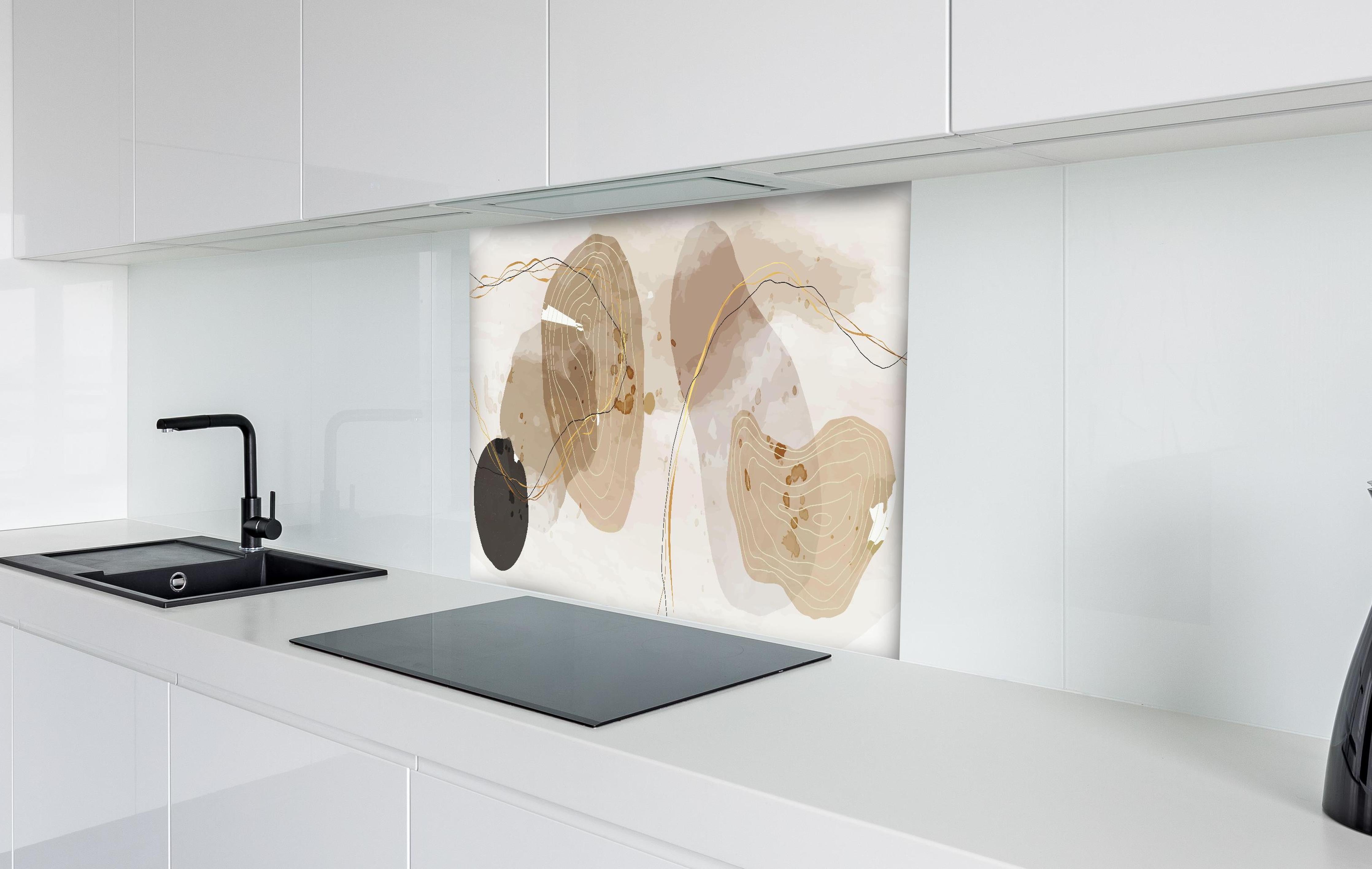 Spritzschutz - Moderne Beige-Braune Abstrakte Kunstformen hinter einem Cerankochfeld zwischen Holz-Kochutensilien
