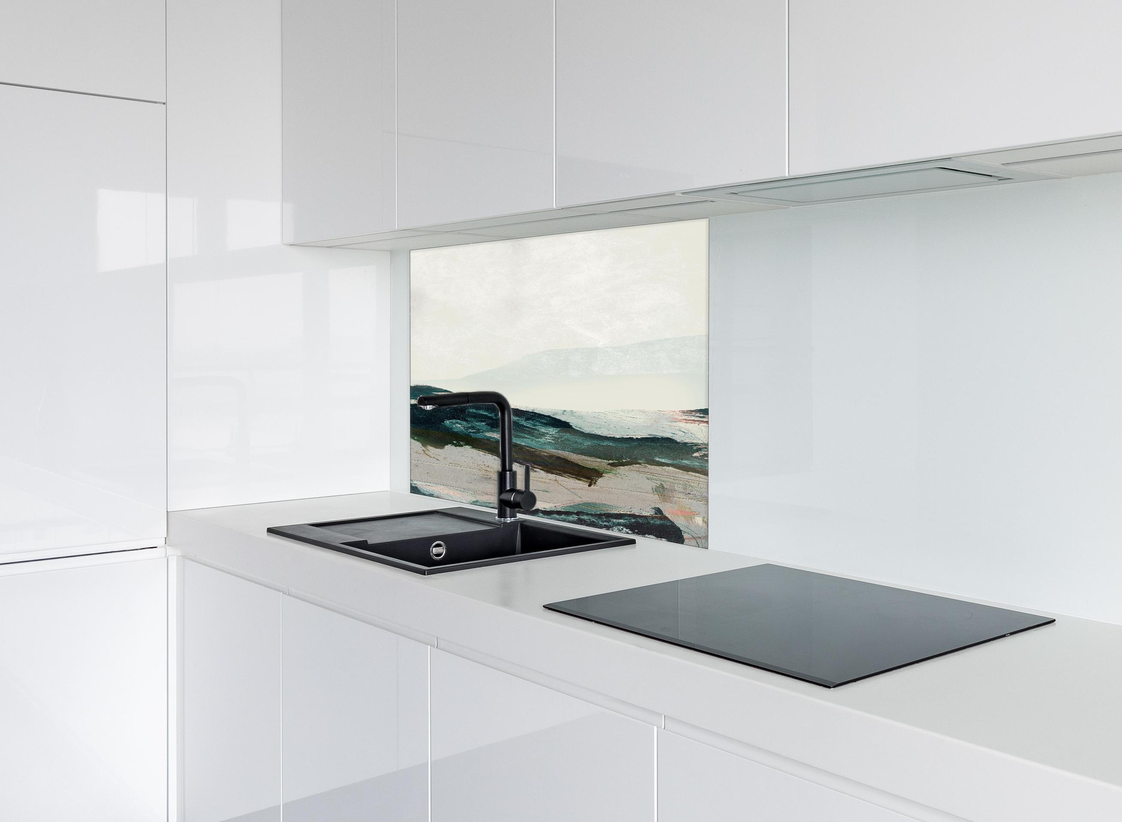 Spritzschutz - Moderne Bergmalerei in kühlen Farbtönen hinter einem Cerankochfeld zwischen Holz-Kochutensilien
