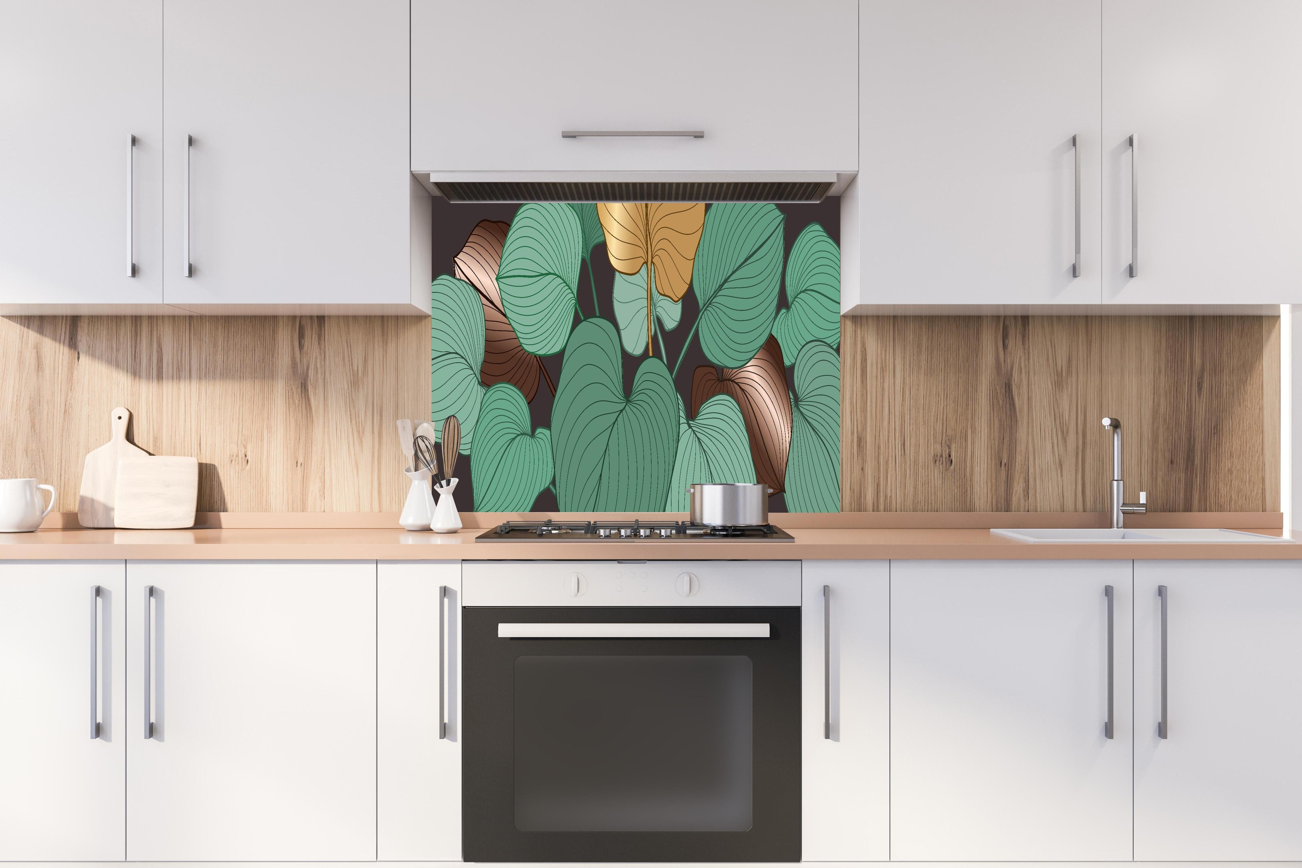 Spritzschutz - Moderne Blattlinien Kunst in Erdtönen hinter einem Cerankochfeld zwischen Holz-Kochutensilien
