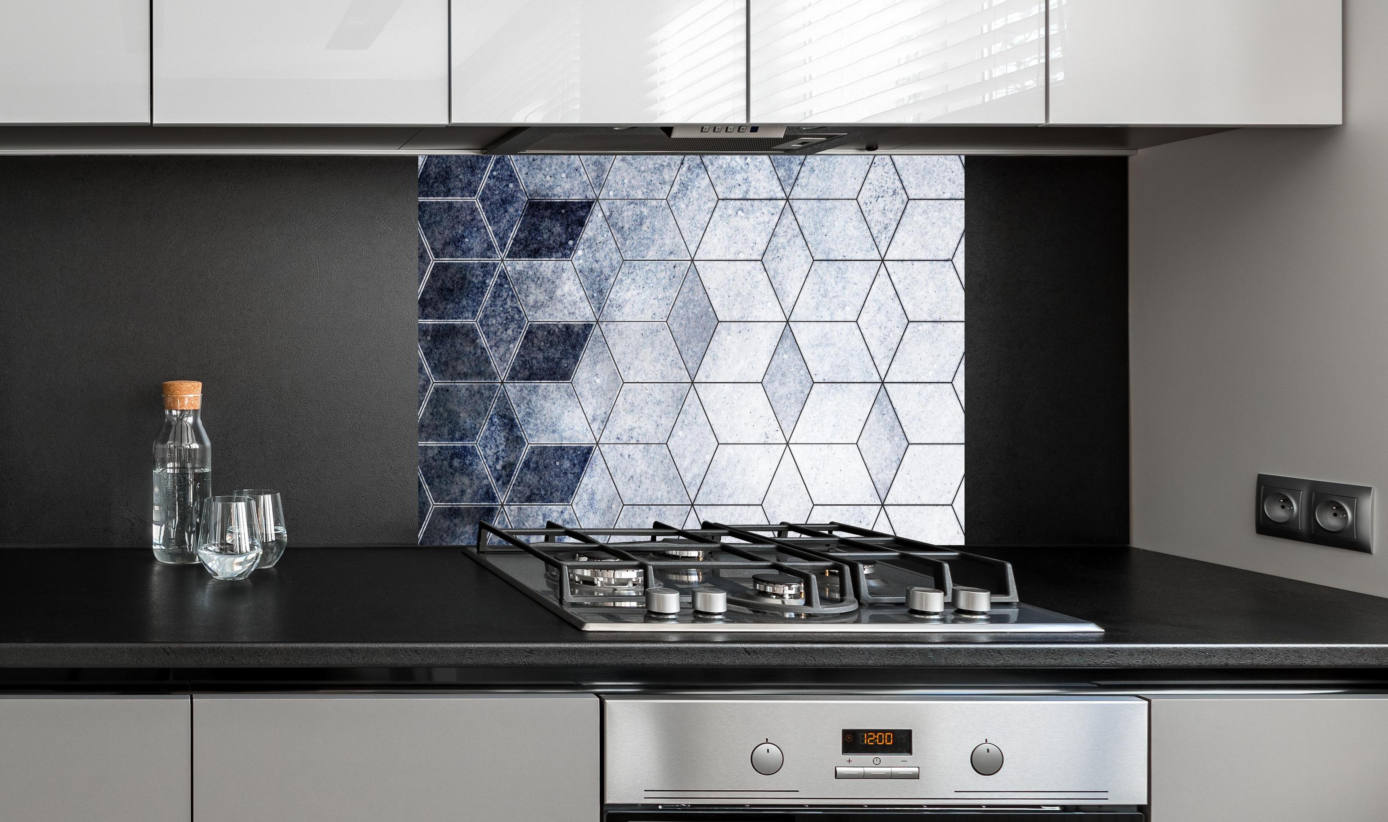 Spritzschutz - Moderne Blau-Graue Wabenmuster Textur hinter einem Cerankochfeld zwischen Holz-Kochutensilien
