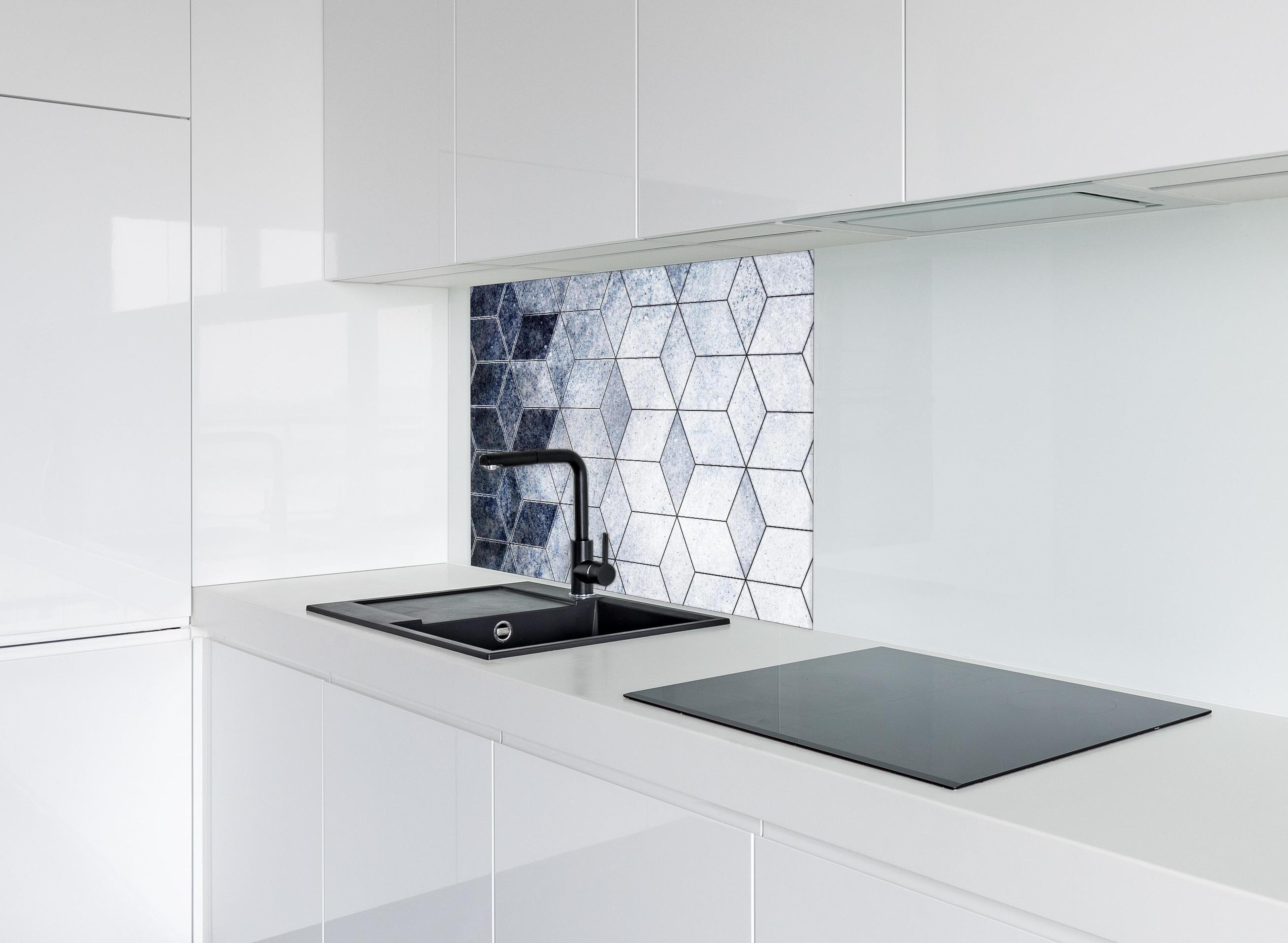 Spritzschutz - Moderne Blau-Graue Wabenmuster Textur hinter einem Cerankochfeld zwischen Holz-Kochutensilien
