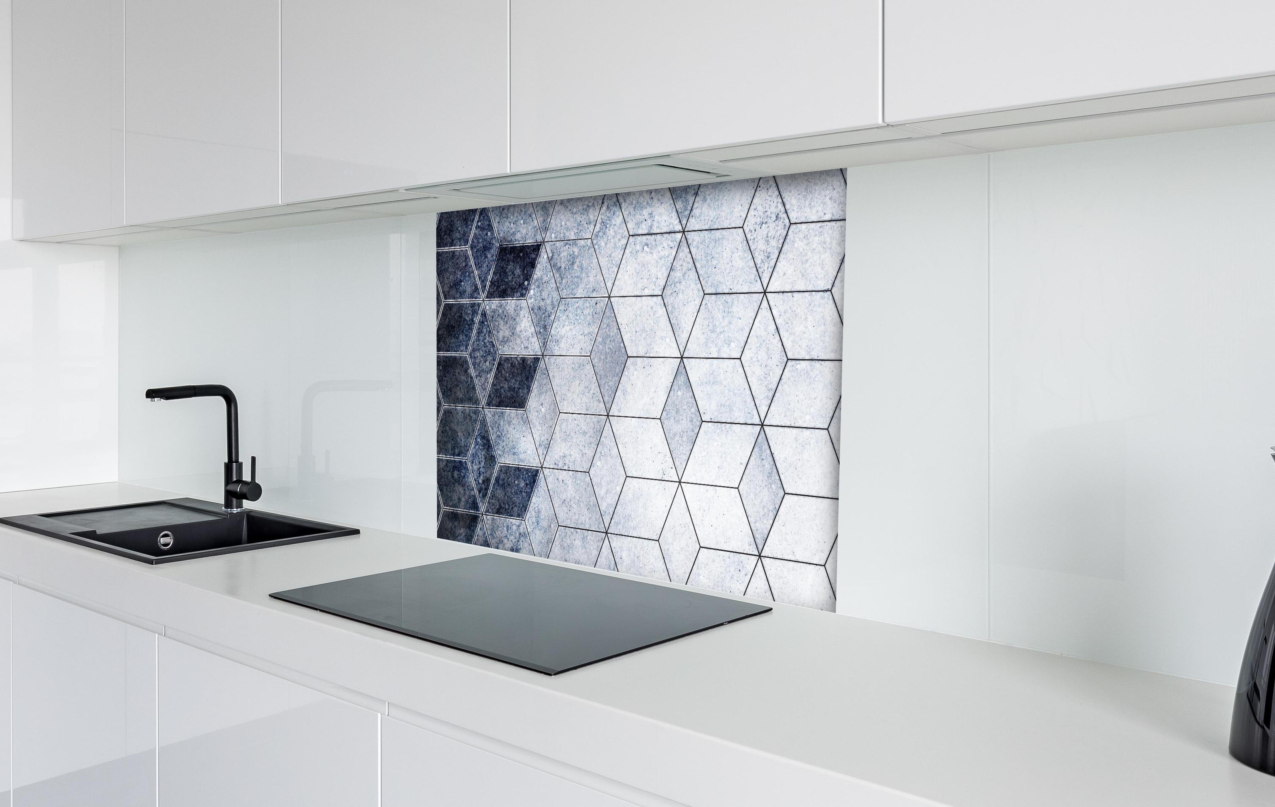 Spritzschutz - Moderne Blau-Graue Wabenmuster Textur hinter einem Cerankochfeld zwischen Holz-Kochutensilien
