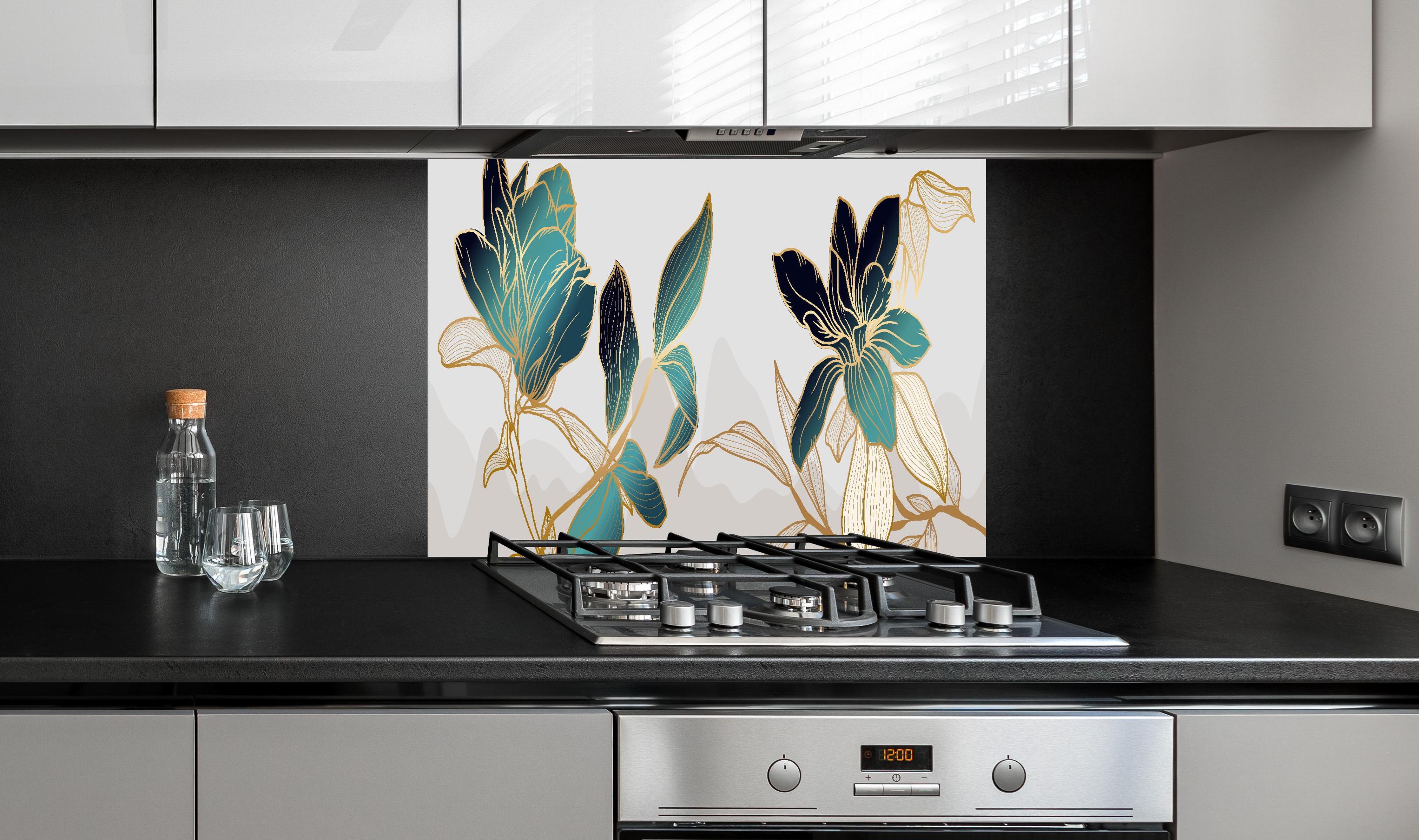 Spritzschutz - Moderne Blaue Blumen Kunstdruck-Illustration hinter einem Cerankochfeld zwischen Holz-Kochutensilien
