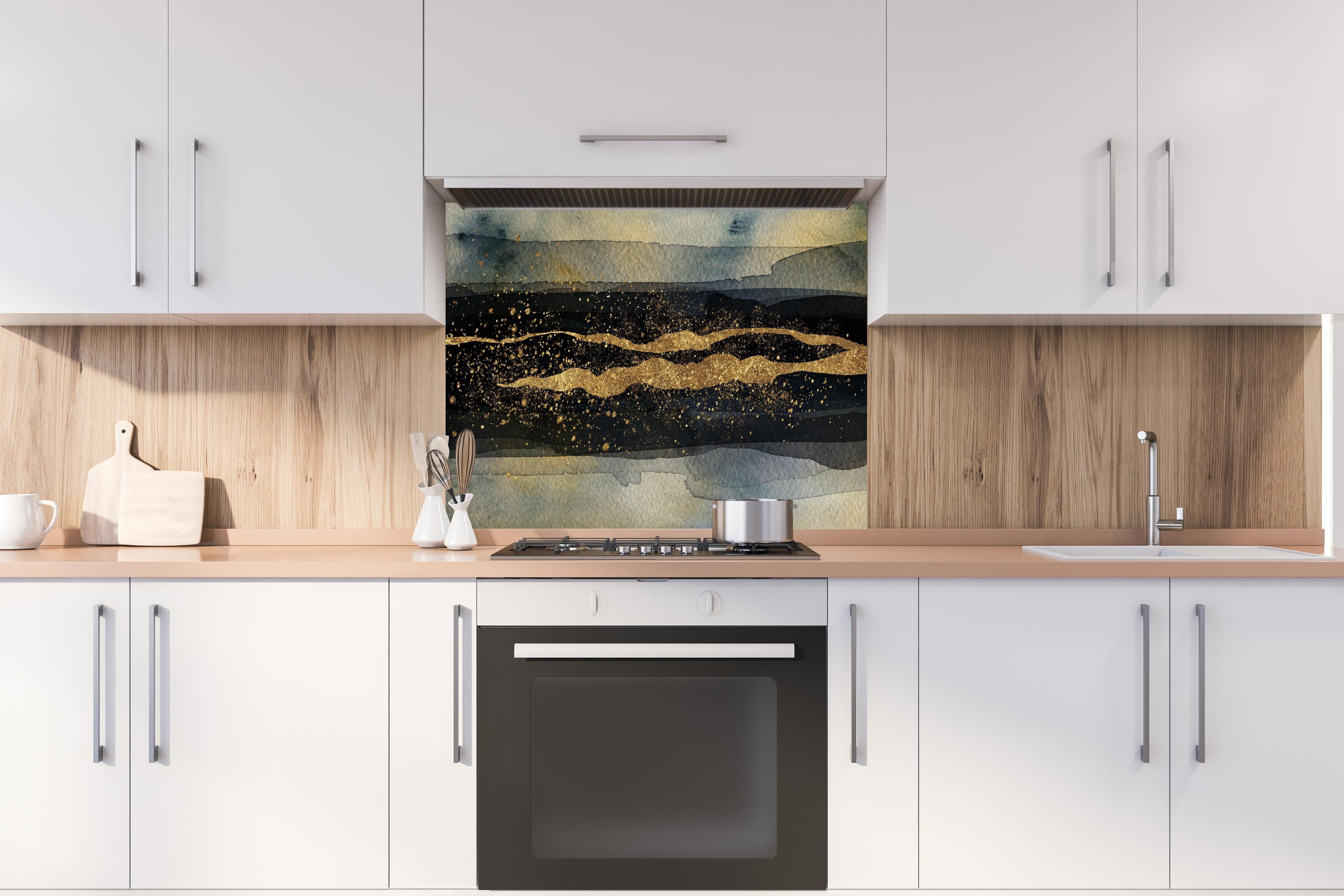 Spritzschutz - Moderne Darstellung - Aquarellmalerei hinter einem Cerankochfeld zwischen Holz-Kochutensilien
