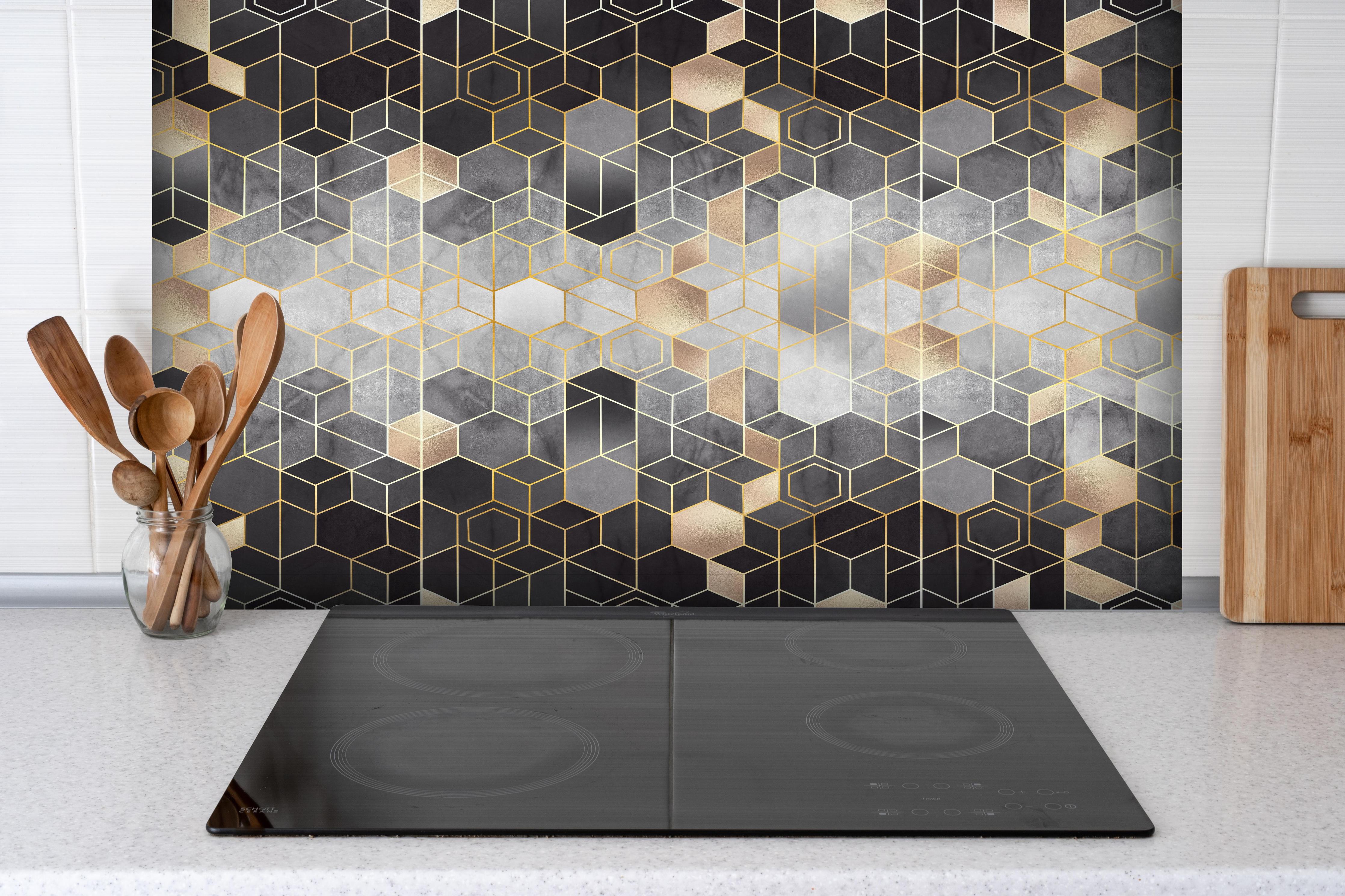 Spritzschutz - Moderne Darstellung - Luxus hinter einem Cerankochfeld zwischen Holz-Kochutensilien
