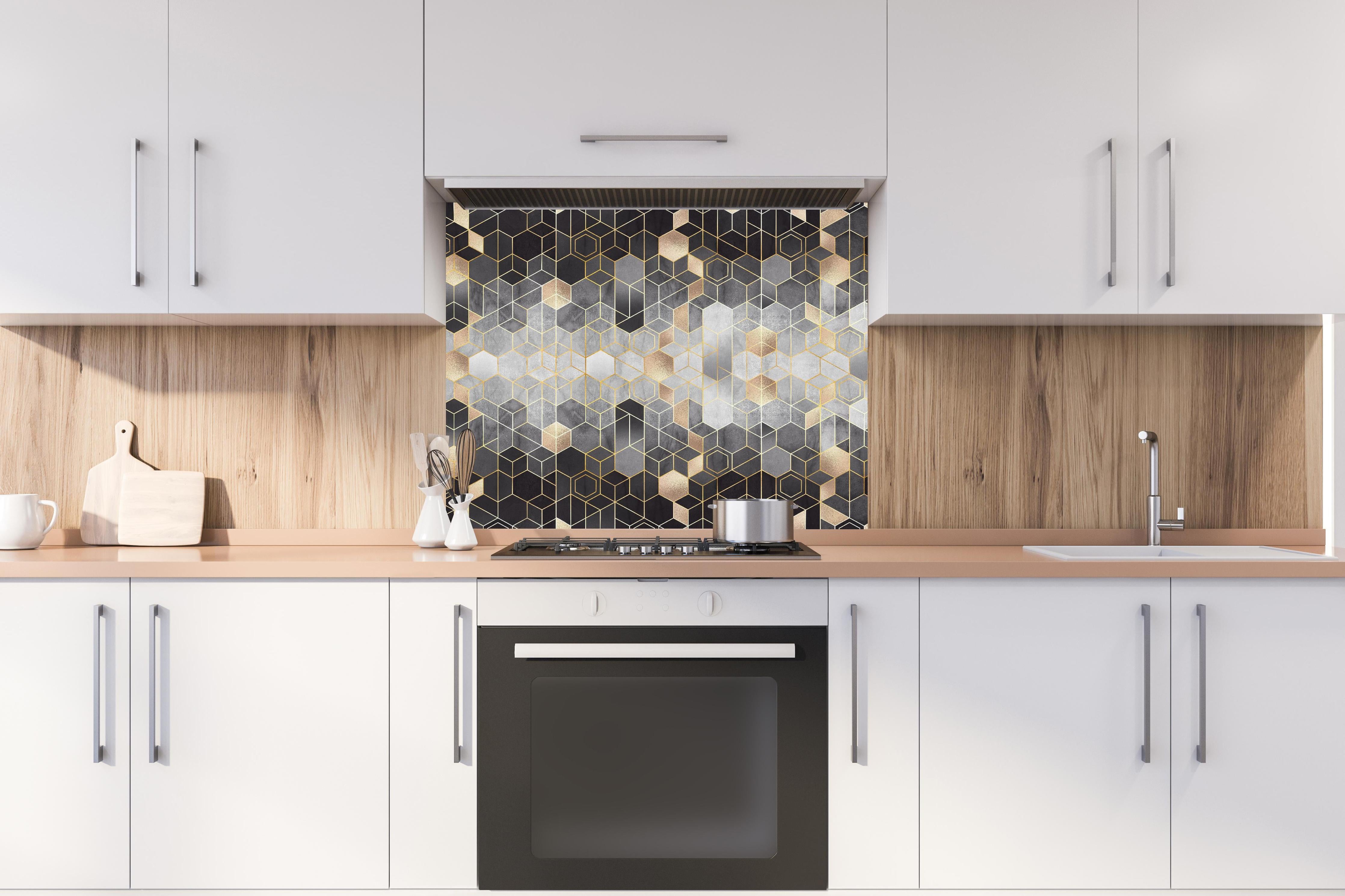 Spritzschutz - Moderne Darstellung - Luxus hinter einem Cerankochfeld zwischen Holz-Kochutensilien
