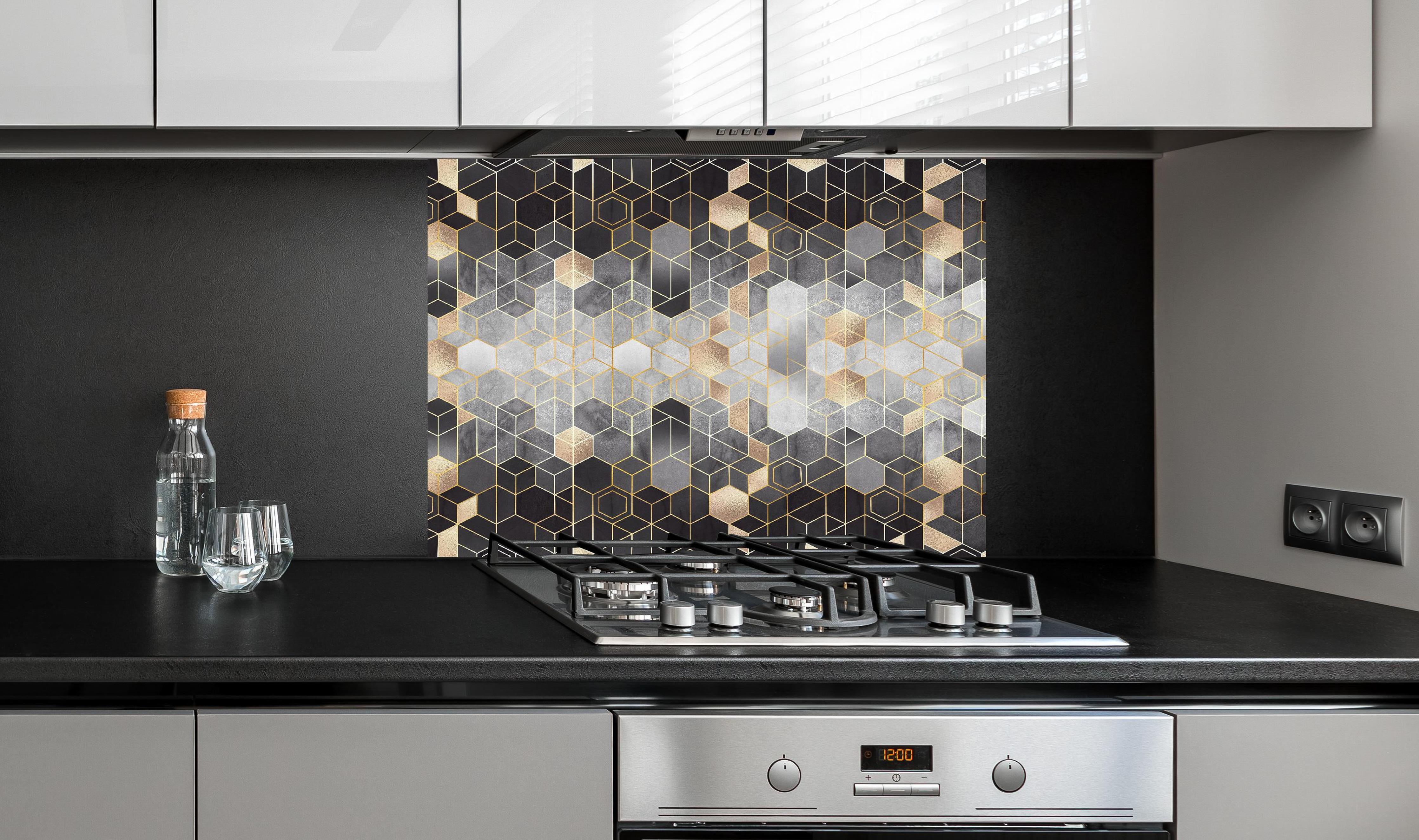 Spritzschutz - Moderne Darstellung - Luxus hinter einem Cerankochfeld zwischen Holz-Kochutensilien
