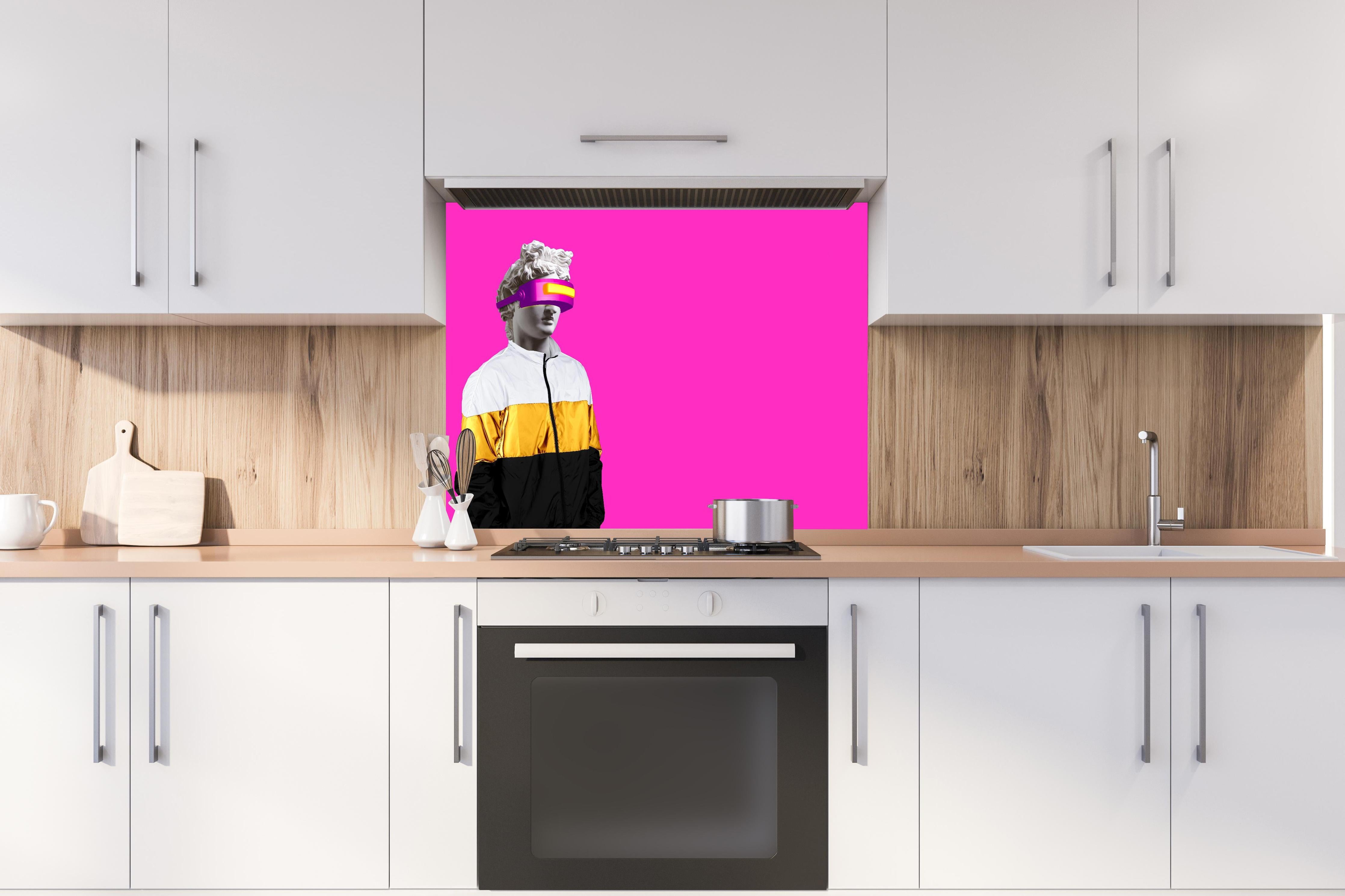 Spritzschutz - Moderne Darstellung - VR Brille auf lila Hintergrund hinter einem Cerankochfeld zwischen Holz-Kochutensilien
