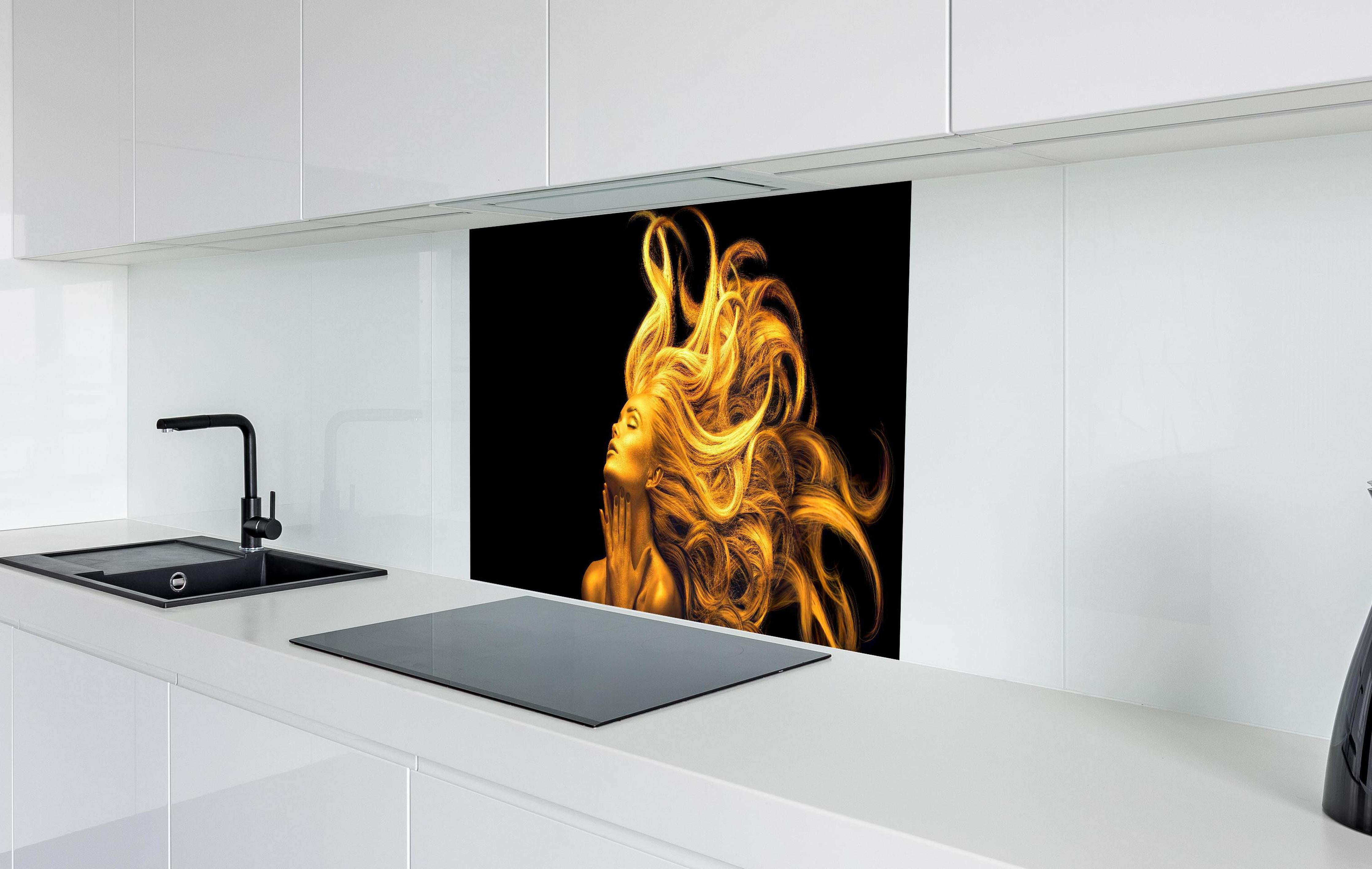 Spritzschutz - Moderne Darstellung einer vergoldeten Frau hinter einem Cerankochfeld zwischen Holz-Kochutensilien
