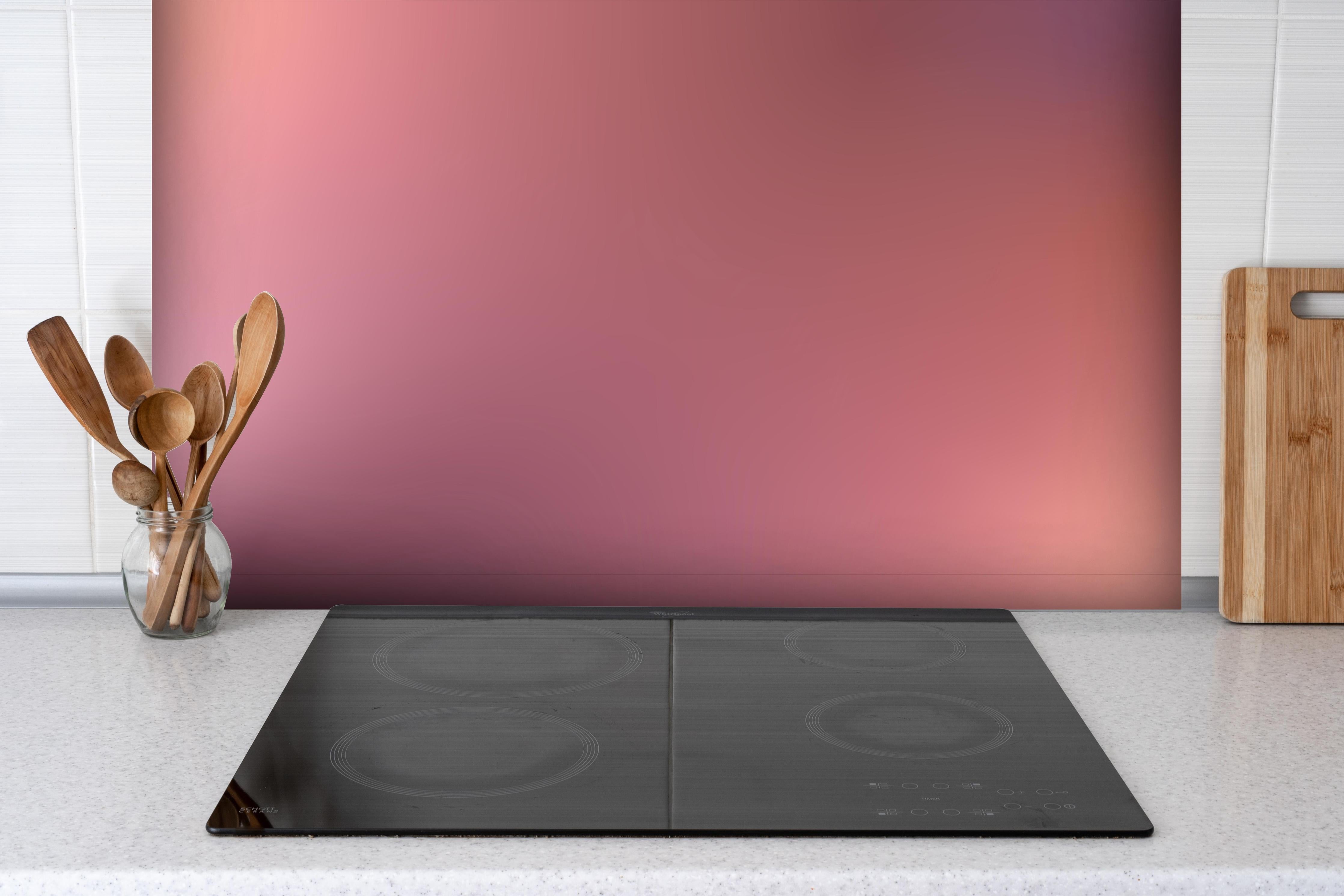 Spritzschutz - Moderne Farbe mit sanfter Textur hinter einem Cerankochfeld zwischen Holz-Kochutensilien
