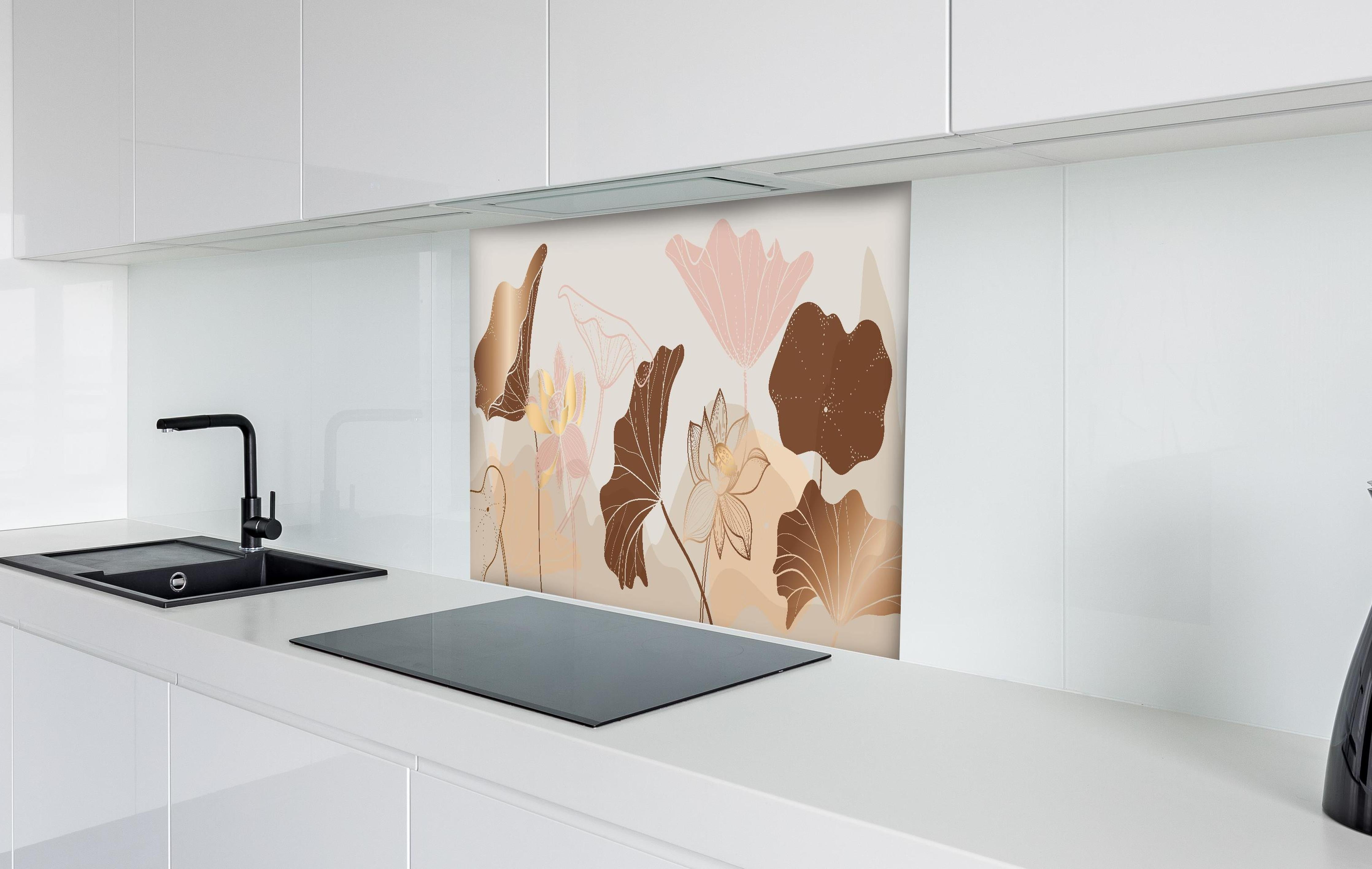 Spritzschutz - Moderne Floral Art in Beige und Braun hinter einem Cerankochfeld zwischen Holz-Kochutensilien
