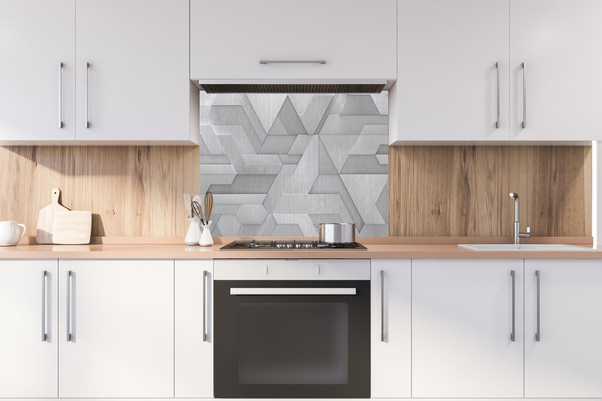 Spritzschutz - Moderne Geometrie in Weiß und Metalloptik hinter einem Cerankochfeld zwischen Holz-Kochutensilien
