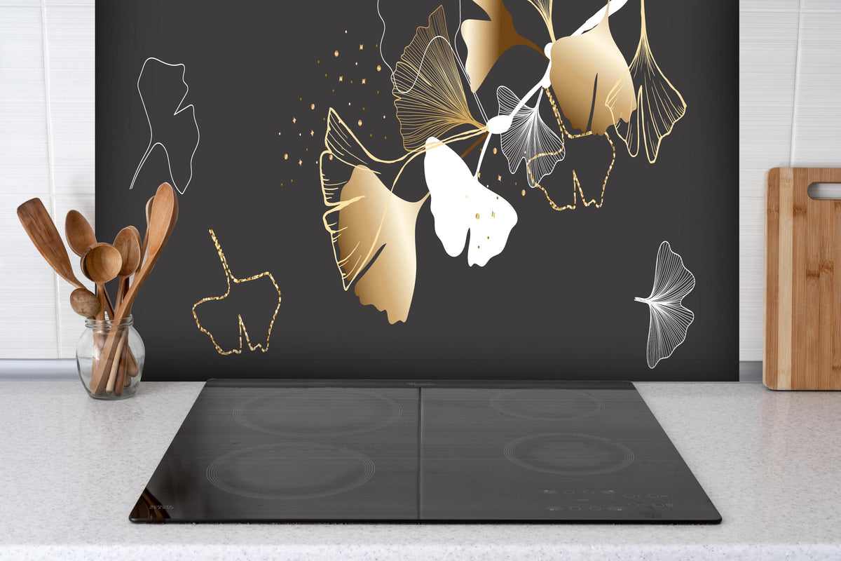 Spritzschutz - Moderne Gold-Schwarz Schmetterlingsillustration hinter einem Cerankochfeld zwischen Holz-Kochutensilien
