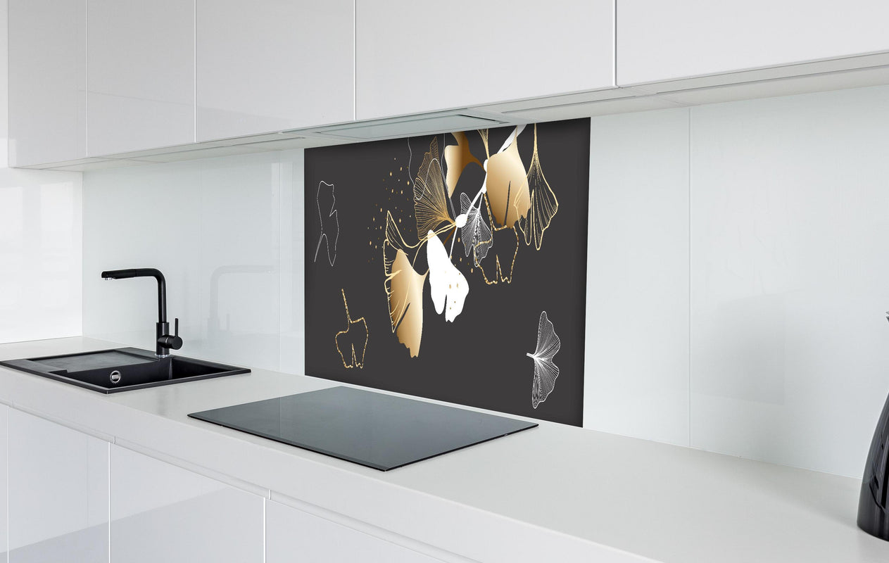 Spritzschutz - Moderne Gold-Schwarz Schmetterlingsillustration hinter einem Cerankochfeld zwischen Holz-Kochutensilien
