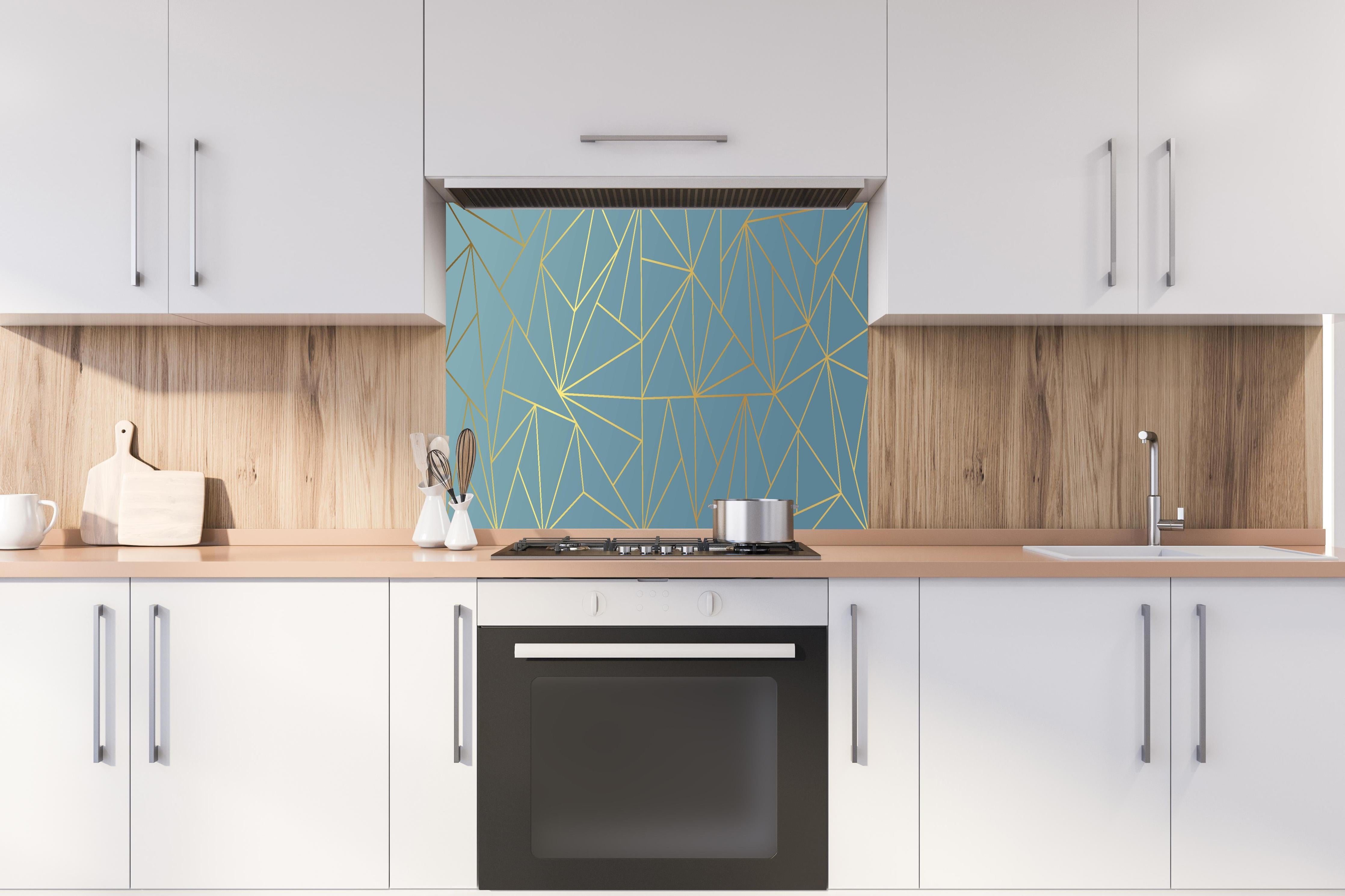 Spritzschutz - Moderne GoldLine Geometrie auf Blau hinter einem Cerankochfeld zwischen Holz-Kochutensilien
