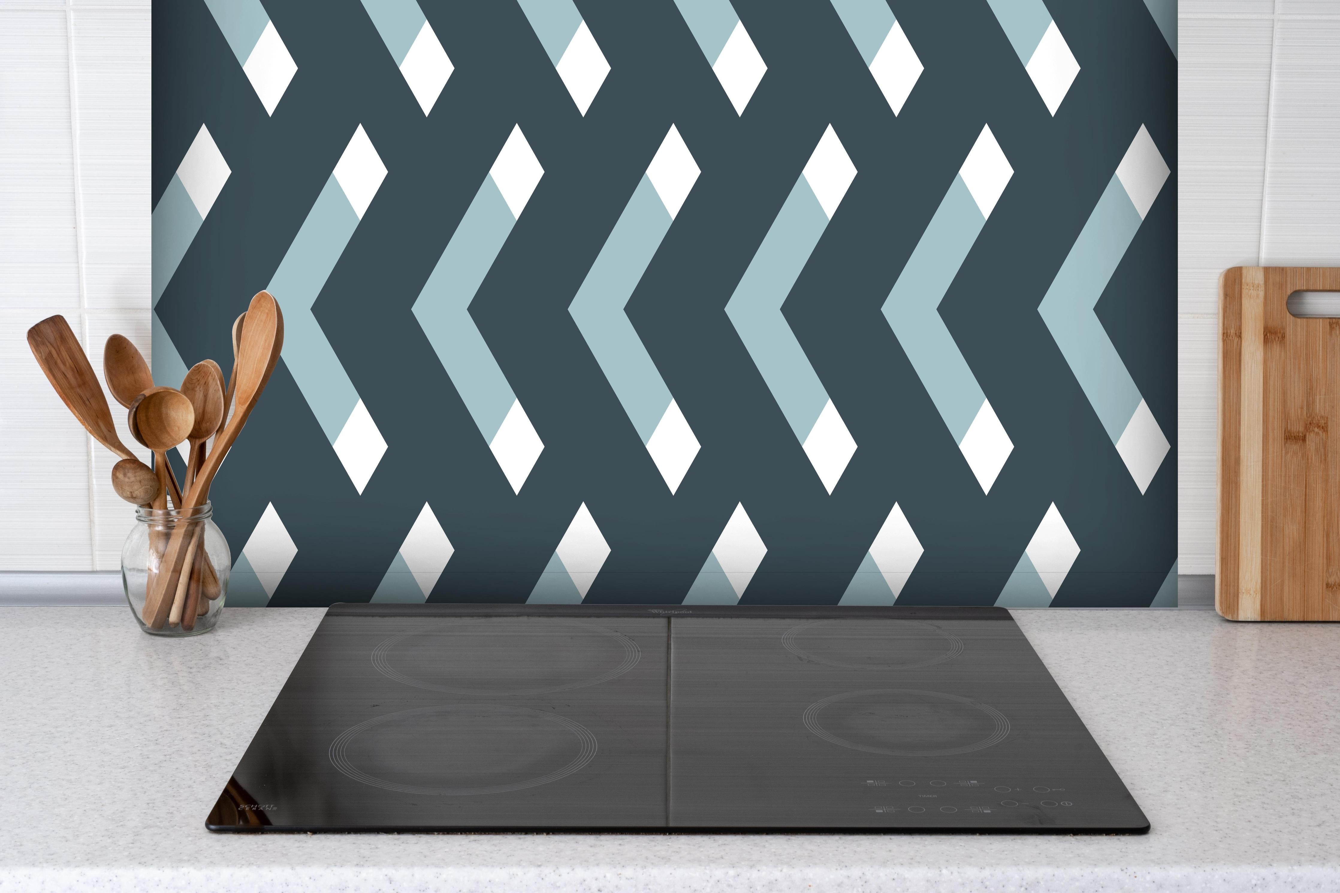 Spritzschutz - Moderne Grau-Weiß Chevron Design Tapete hinter einem Cerankochfeld zwischen Holz-Kochutensilien
