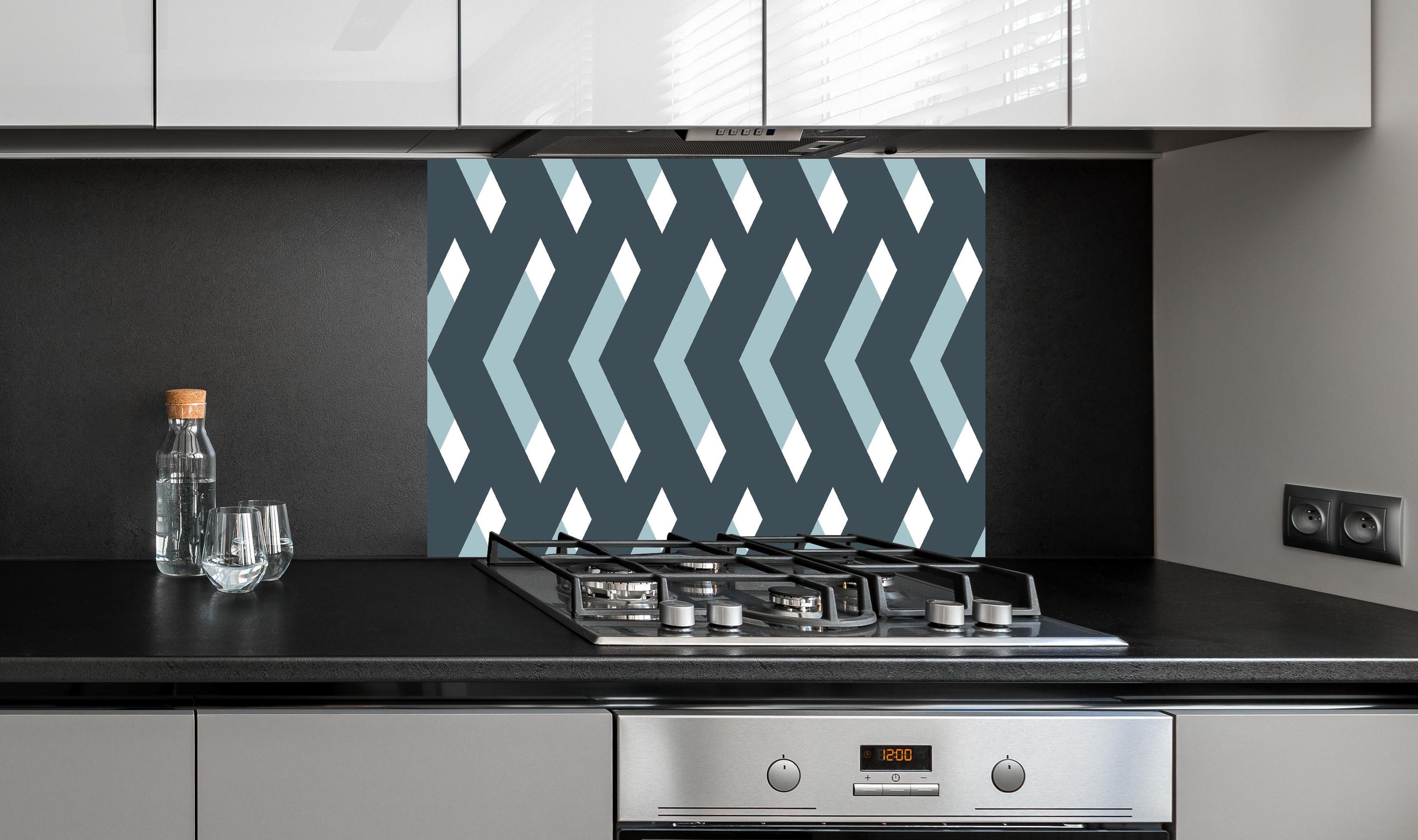 Spritzschutz - Moderne Grau-Weiß Chevron Design Tapete hinter einem Cerankochfeld zwischen Holz-Kochutensilien
