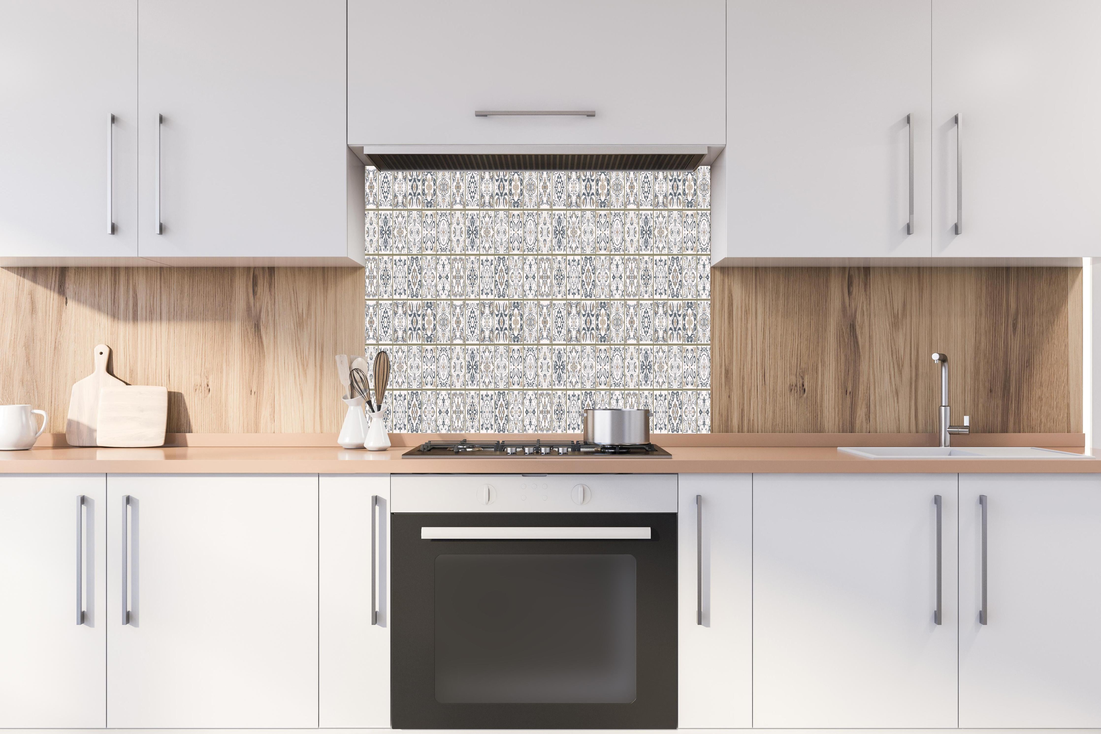 Spritzschutz - Moderne Grau-Weiß Geometrie Tapete hinter einem Cerankochfeld zwischen Holz-Kochutensilien
