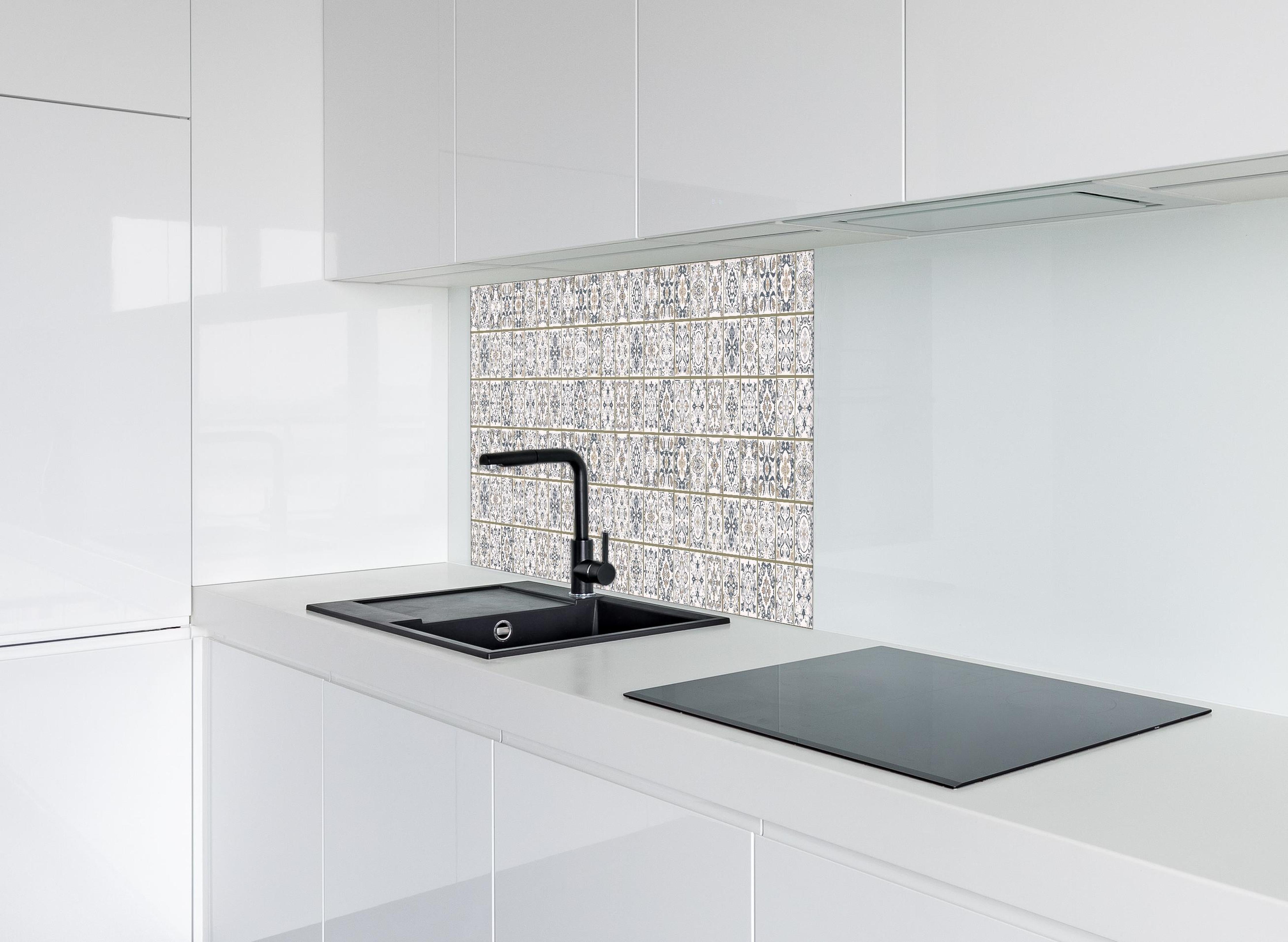 Spritzschutz - Moderne Grau-Weiß Geometrie Tapete hinter einem Cerankochfeld zwischen Holz-Kochutensilien
