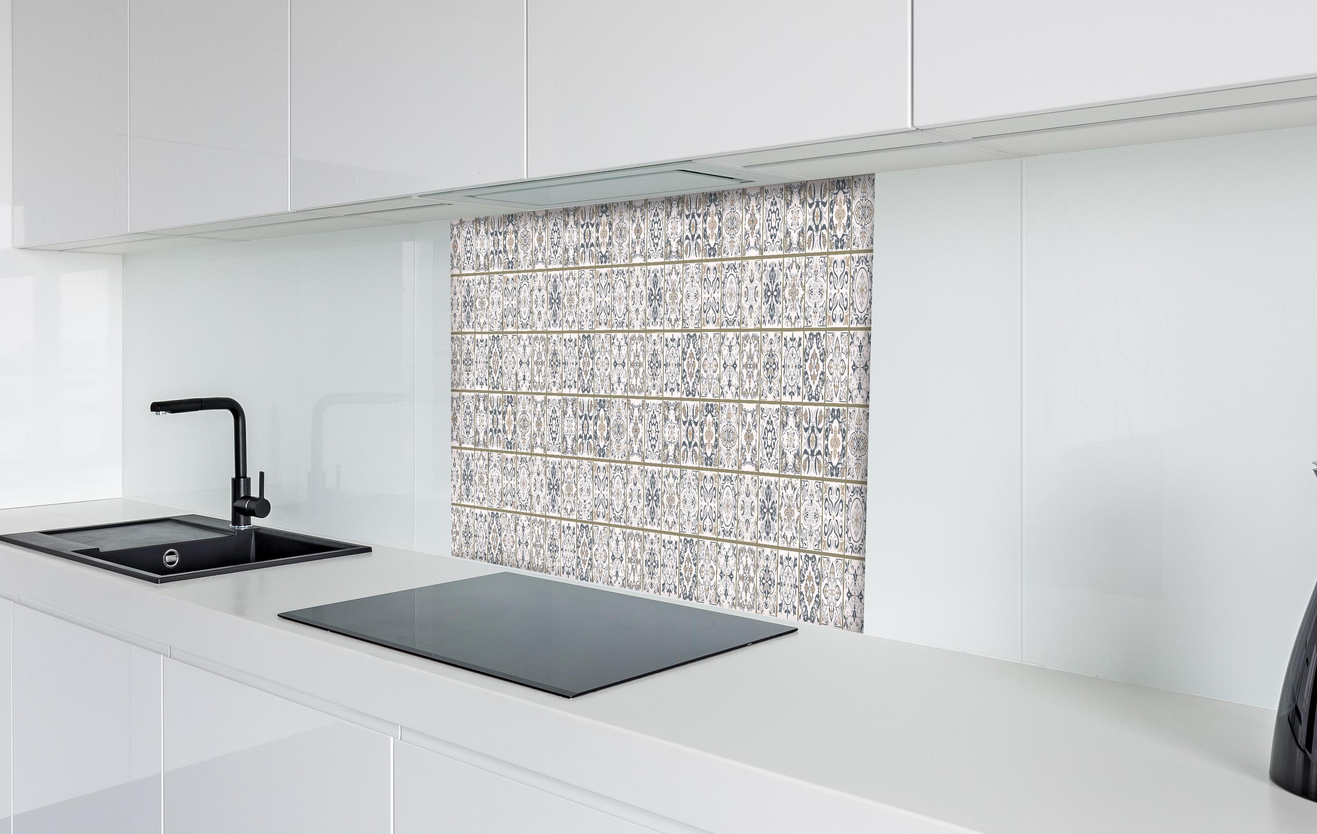Spritzschutz - Moderne Grau-Weiß Geometrie Tapete hinter einem Cerankochfeld zwischen Holz-Kochutensilien
