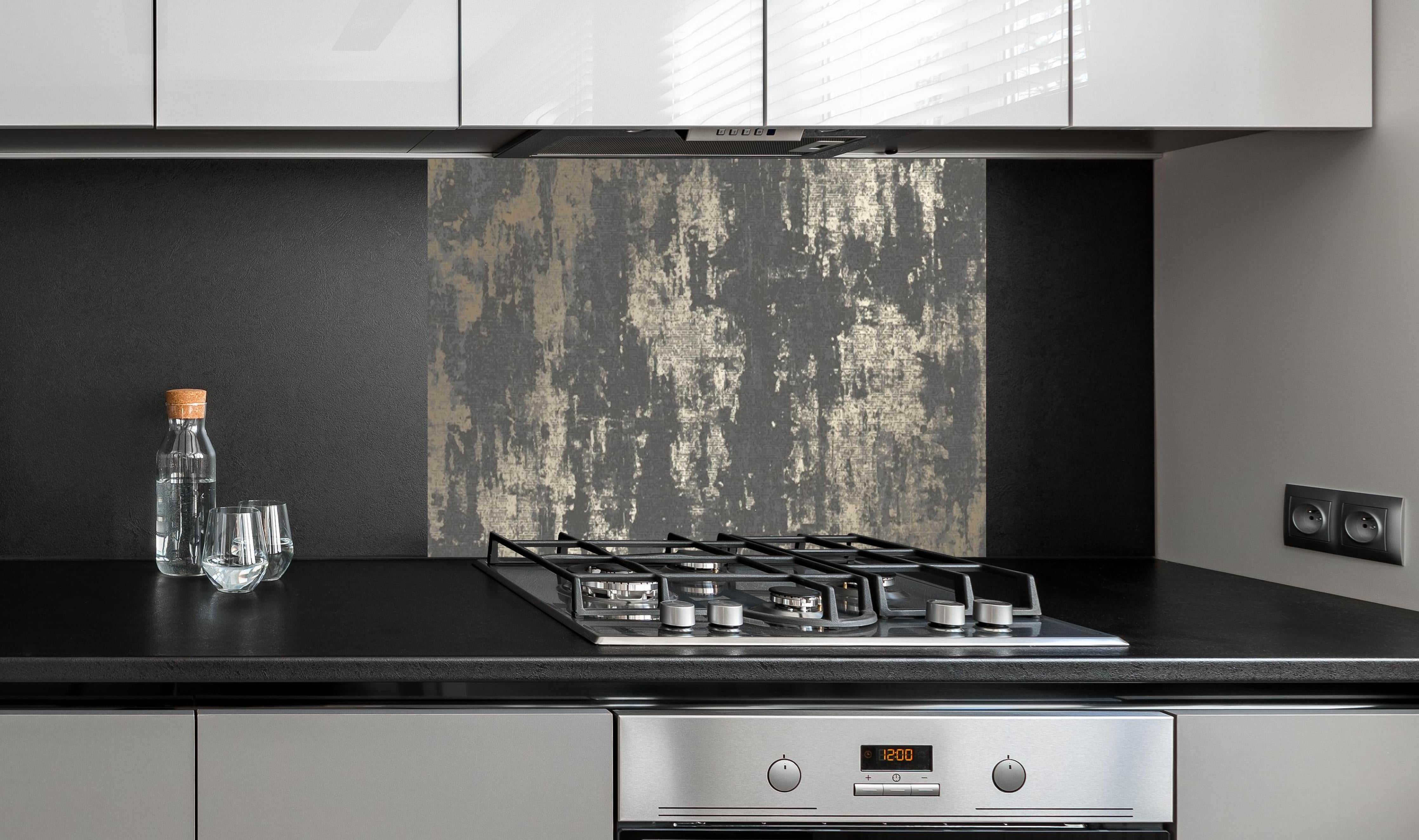 Spritzschutz - Moderne Graue Betonstruktur Muster hinter einem Cerankochfeld zwischen Holz-Kochutensilien
