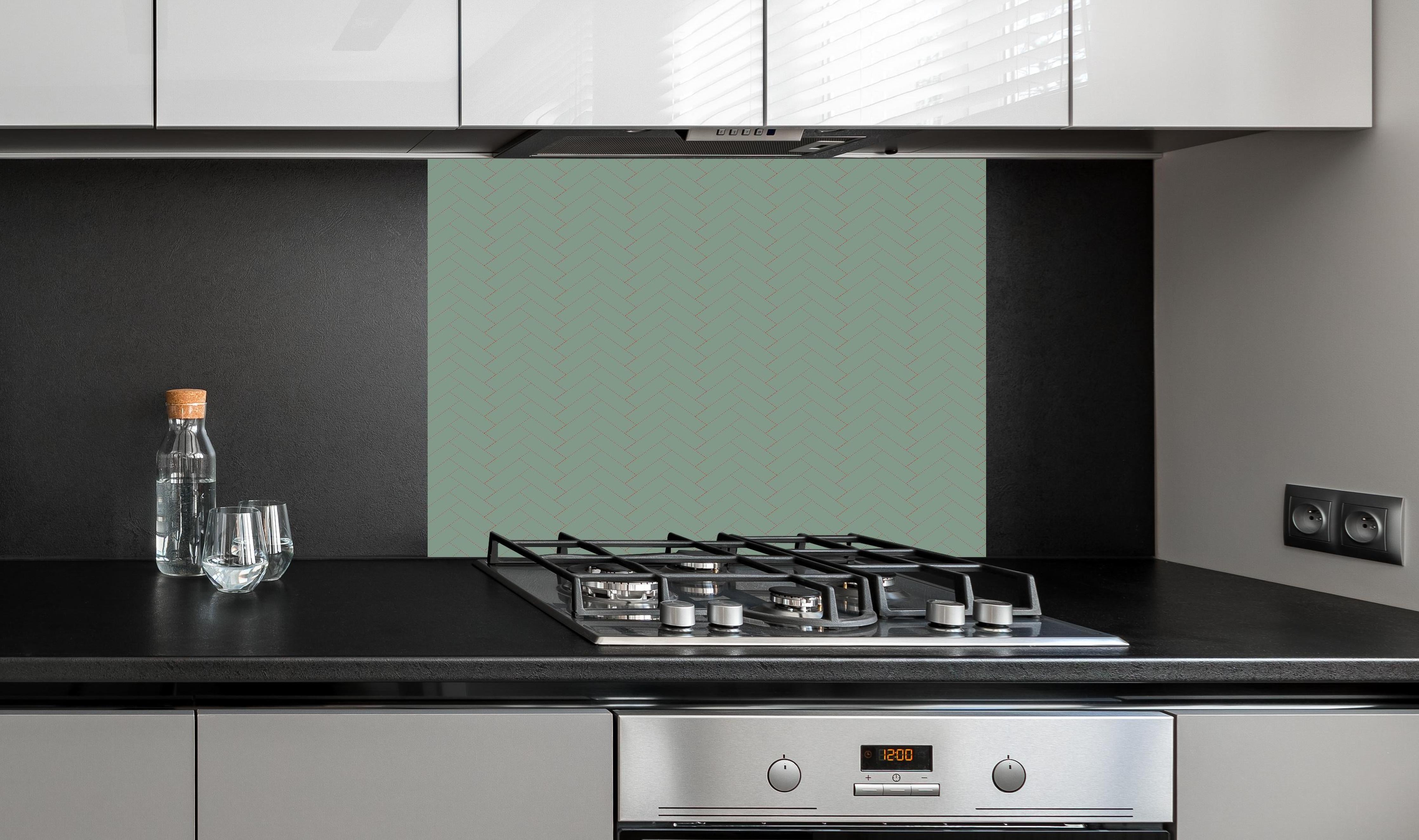 Spritzschutz - Moderne Hell-Türkis Geometrische Tapete hinter einem Cerankochfeld zwischen Holz-Kochutensilien
