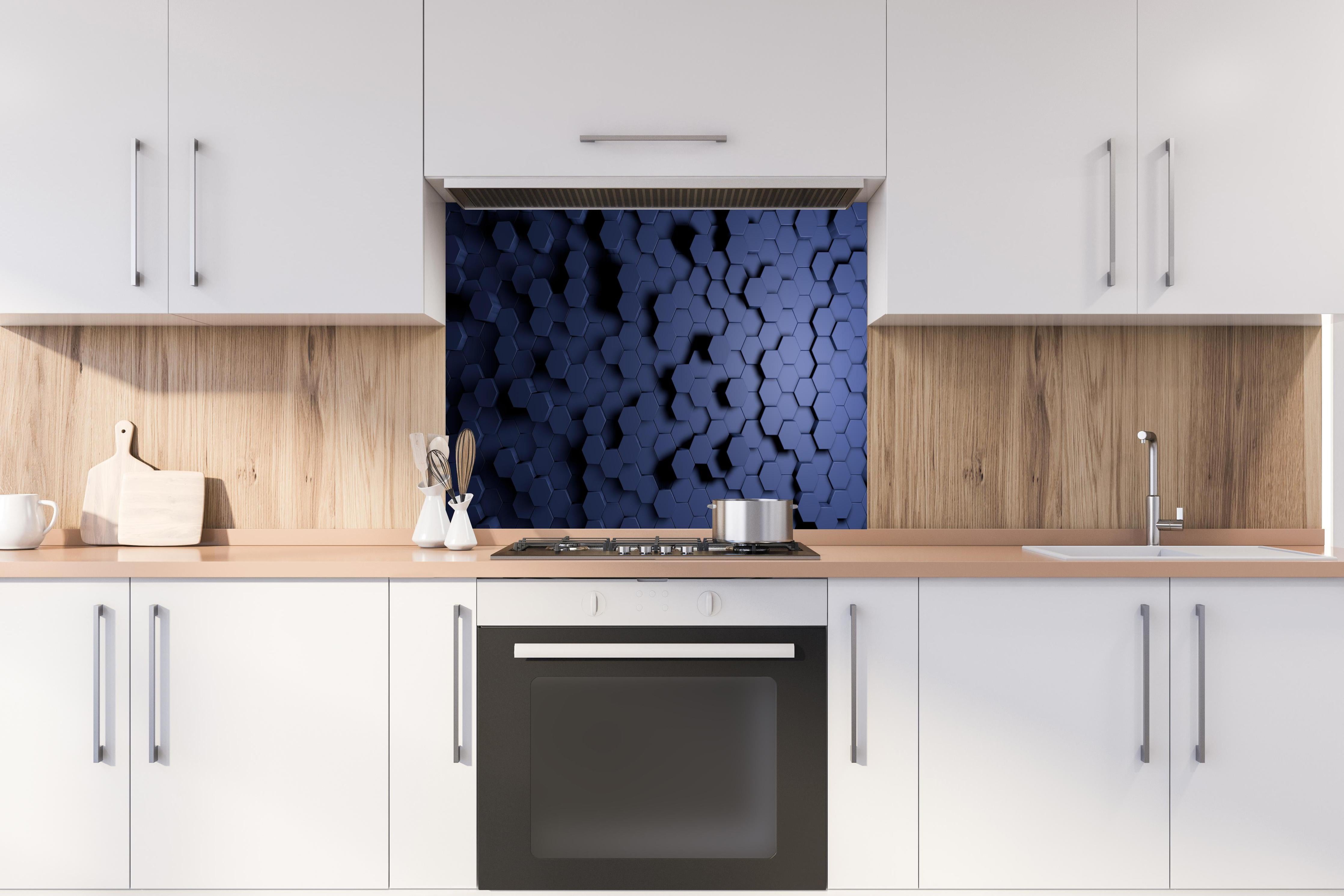 Spritzschutz - Moderne Hexagon Struktur in Blau hinter einem Cerankochfeld zwischen Holz-Kochutensilien
