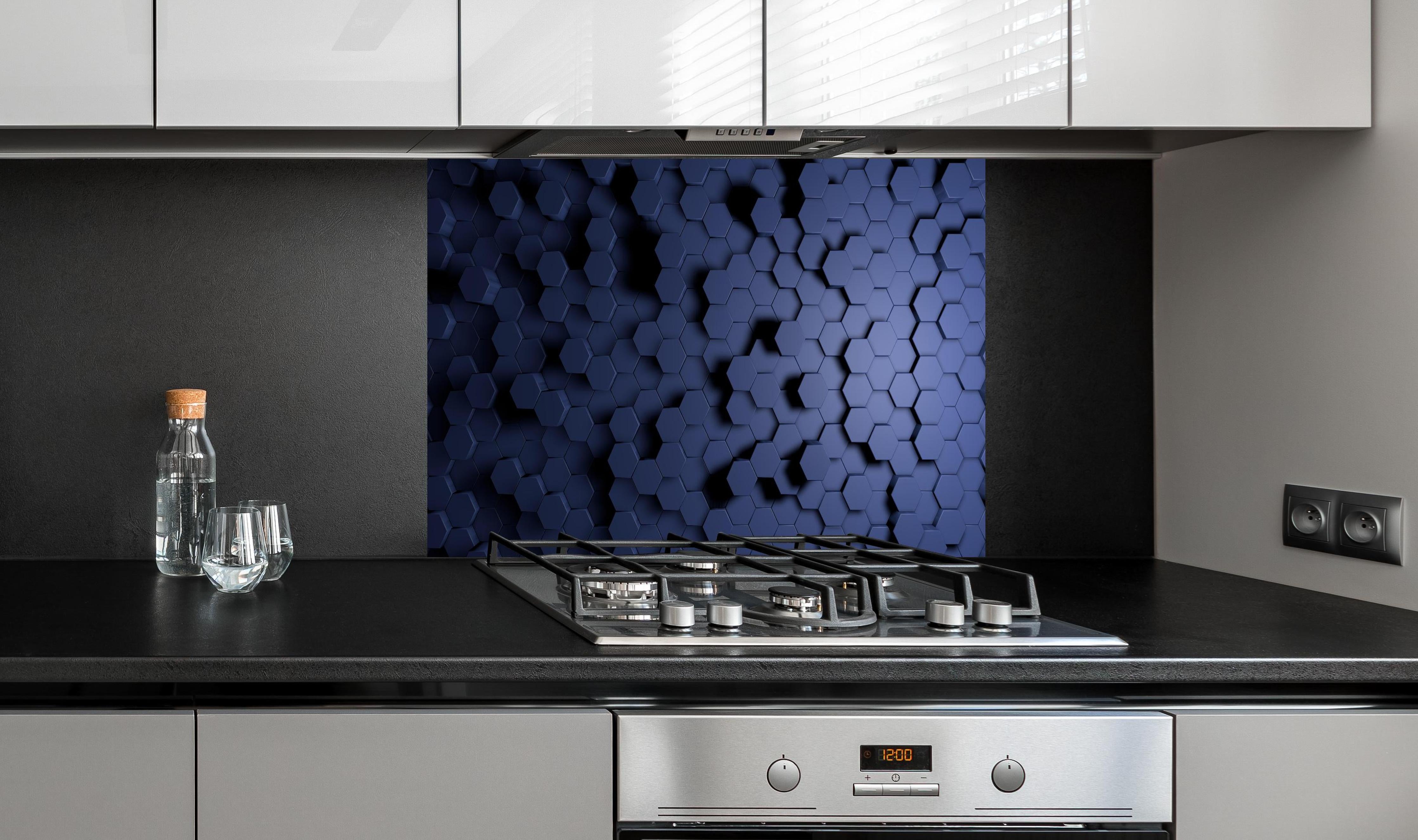 Spritzschutz - Moderne Hexagon Struktur in Blau hinter einem Cerankochfeld zwischen Holz-Kochutensilien
