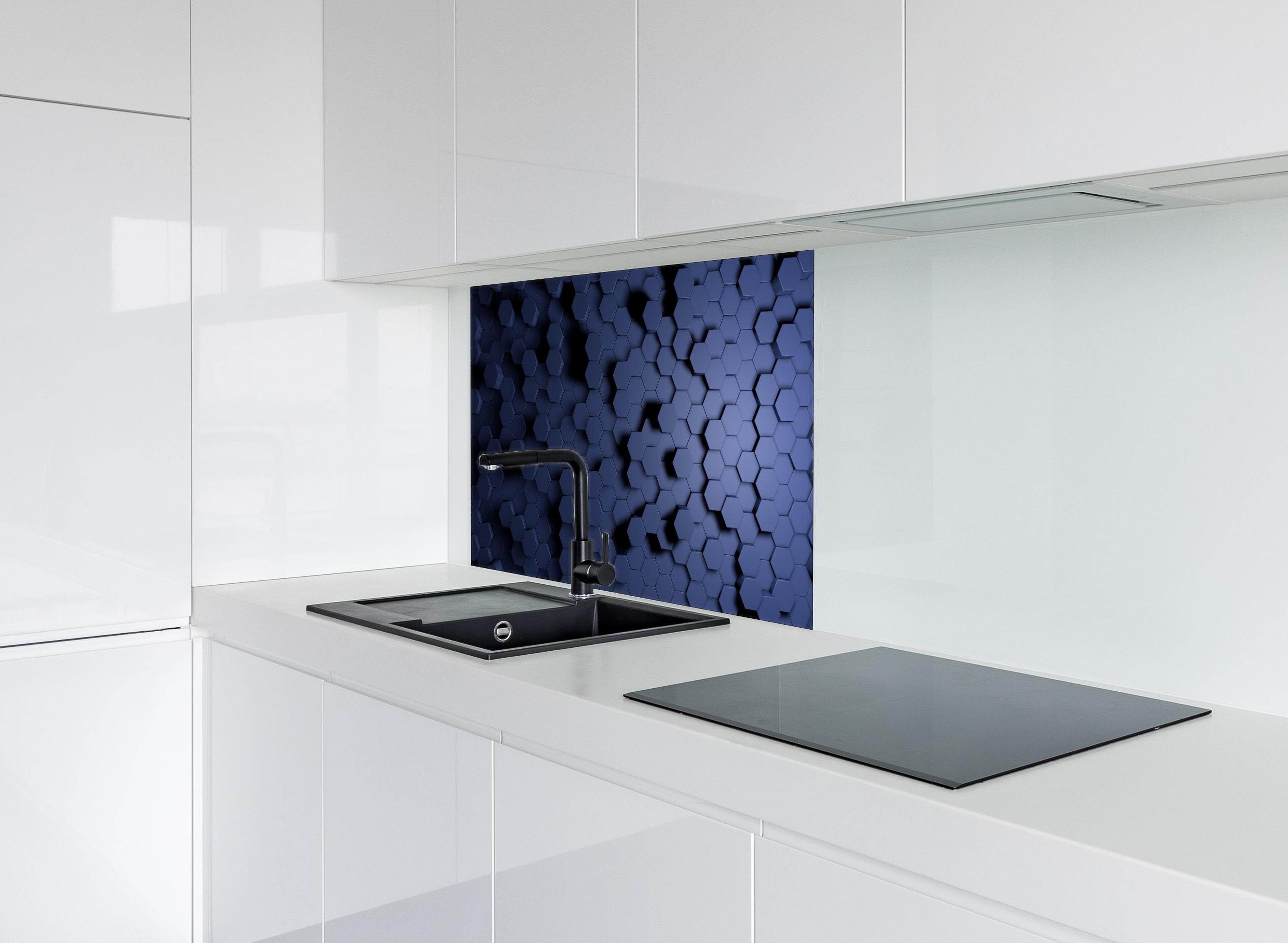 Spritzschutz - Moderne Hexagon Struktur in Blau hinter einem Cerankochfeld zwischen Holz-Kochutensilien
