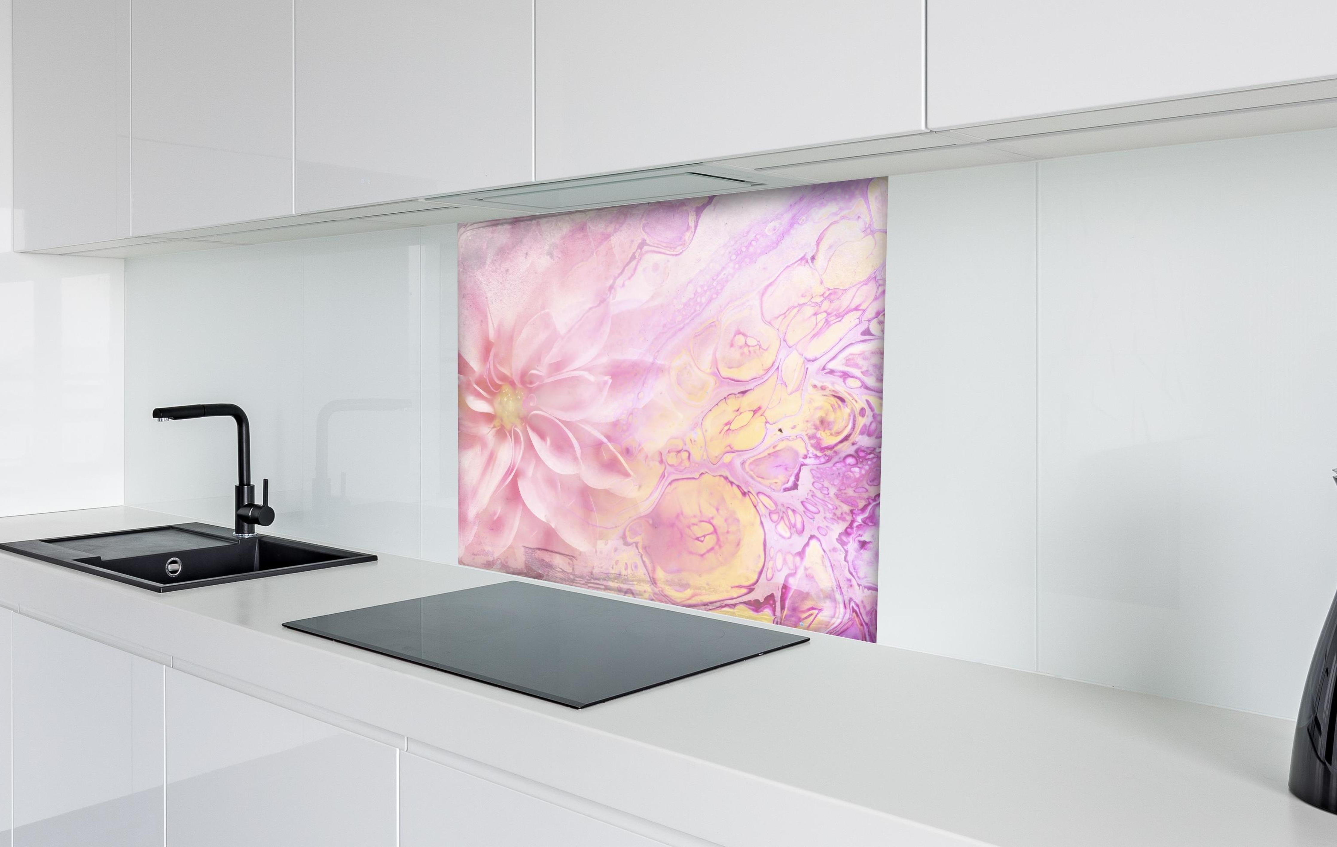 Spritzschutz - Moderne Kunst - Floral hinter einem Cerankochfeld zwischen Holz-Kochutensilien
