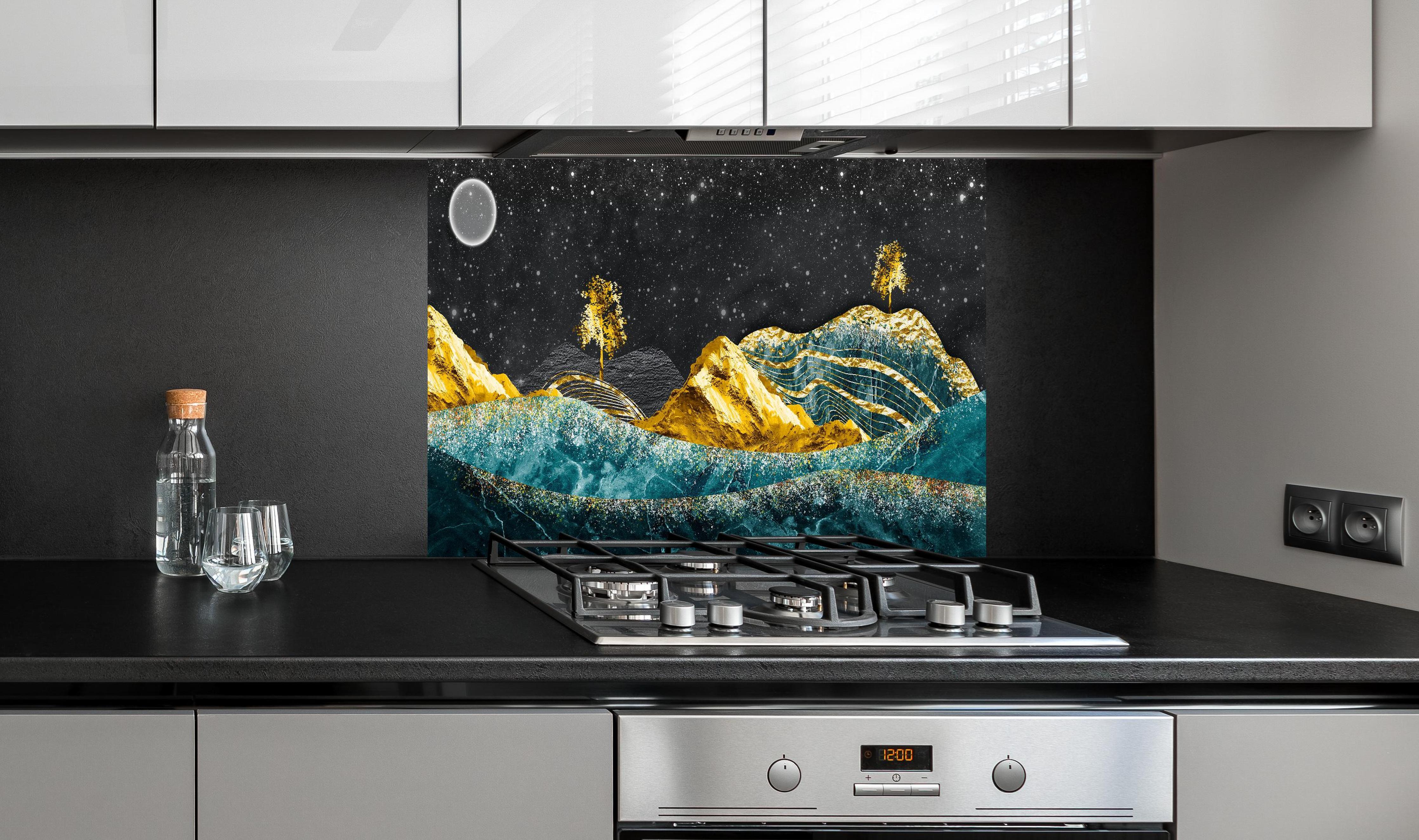 Spritzschutz - Moderne Kunst - Landschaft hinter einem Cerankochfeld zwischen Holz-Kochutensilien
