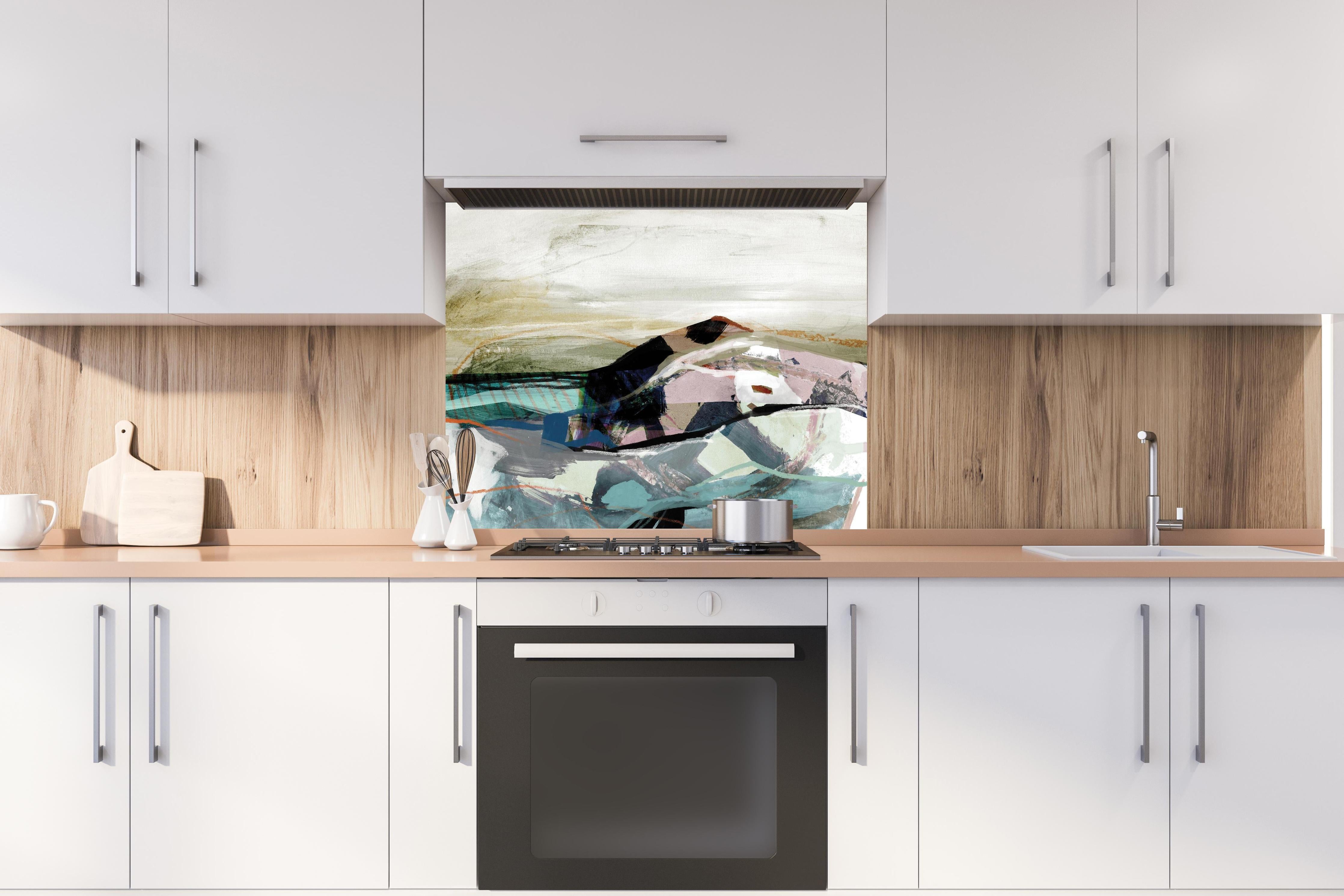 Spritzschutz - Moderne Kunst Berge Abstrakt Pastellfarben hinter einem Cerankochfeld zwischen Holz-Kochutensilien
