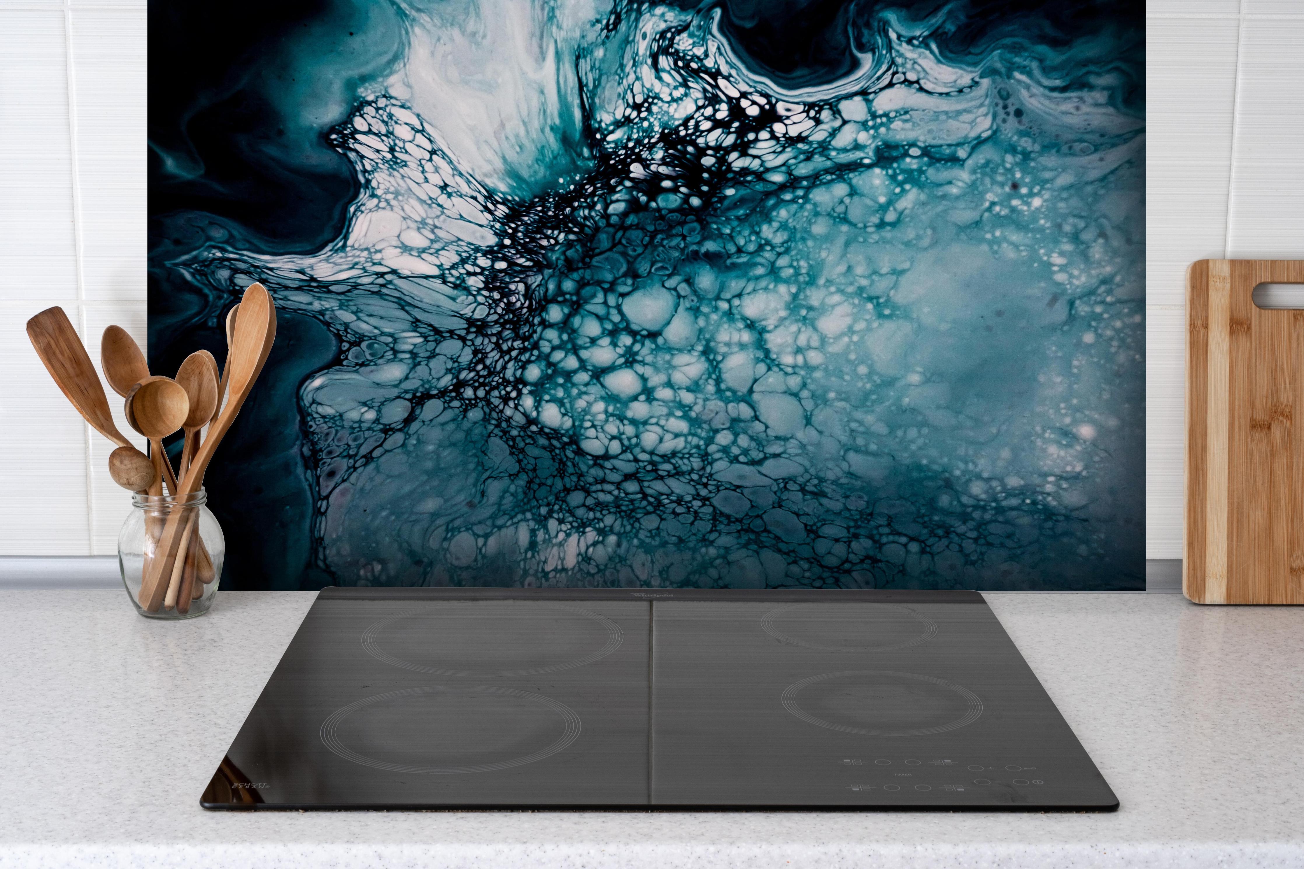 Spritzschutz - Moderne Kunst Fluid Art Blautöne hinter einem Cerankochfeld zwischen Holz-Kochutensilien
