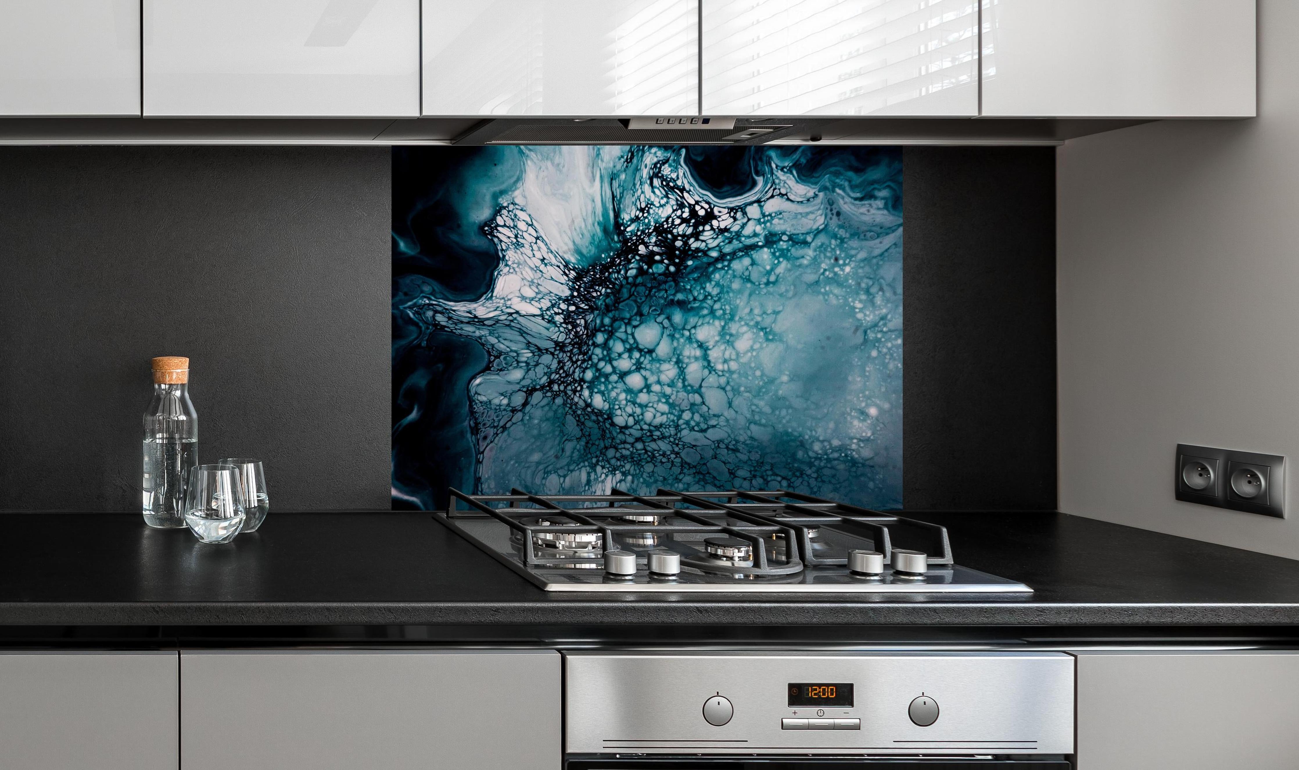 Spritzschutz - Moderne Kunst Fluid Art Blautöne hinter einem Cerankochfeld zwischen Holz-Kochutensilien
