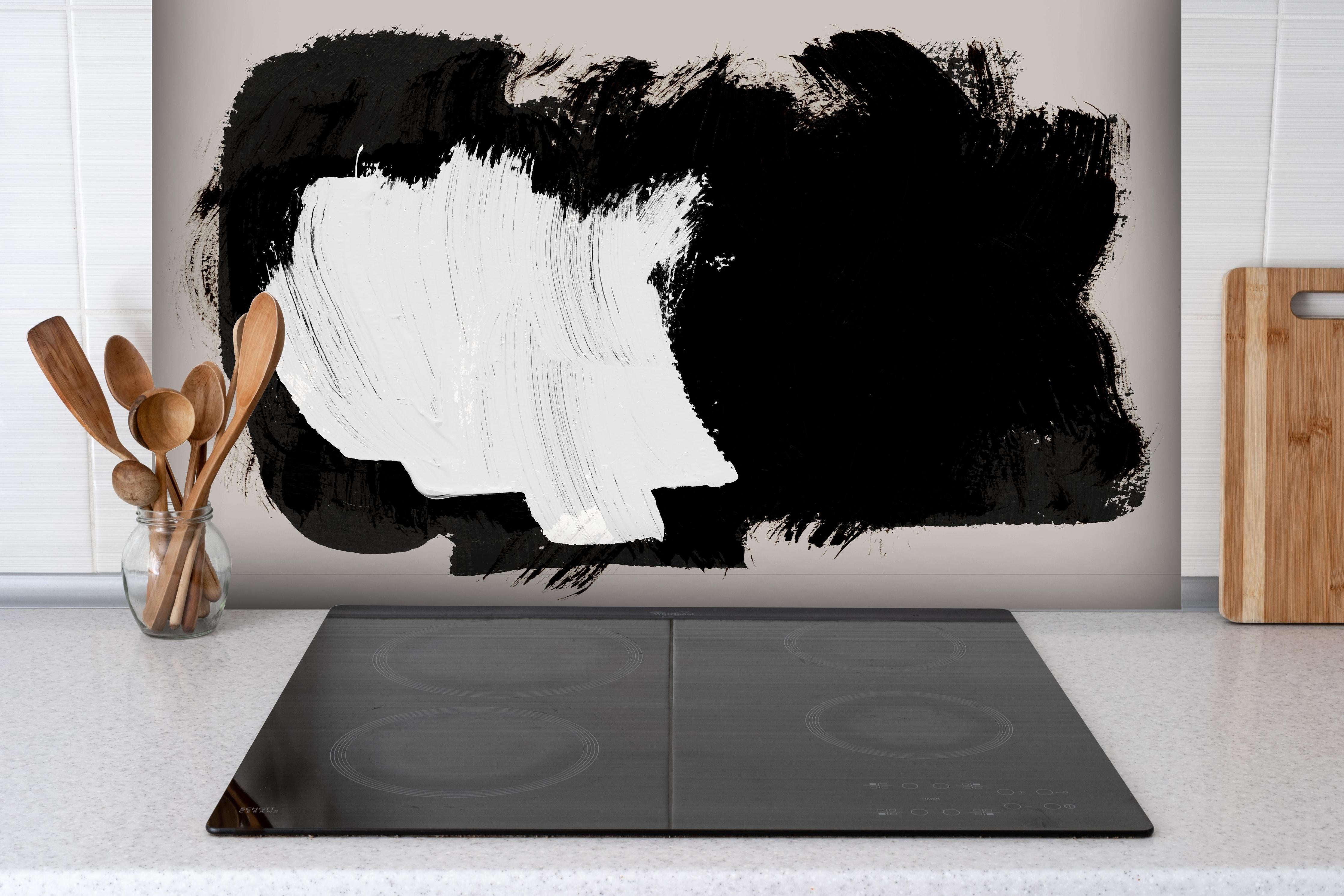Spritzschutz - Moderne Kunst Pinselstrich Monochrom hinter einem Cerankochfeld zwischen Holz-Kochutensilien
