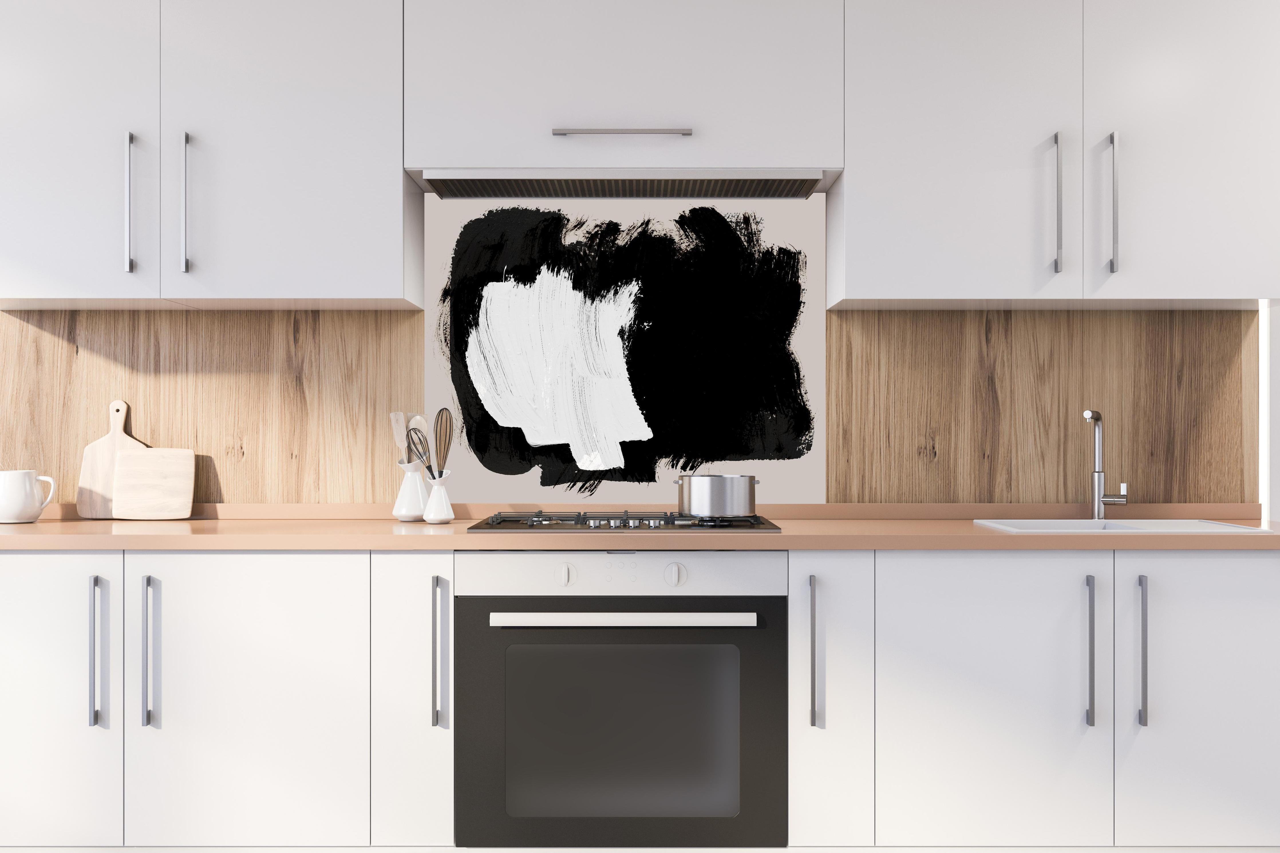 Spritzschutz - Moderne Kunst Pinselstrich Monochrom hinter einem Cerankochfeld zwischen Holz-Kochutensilien
