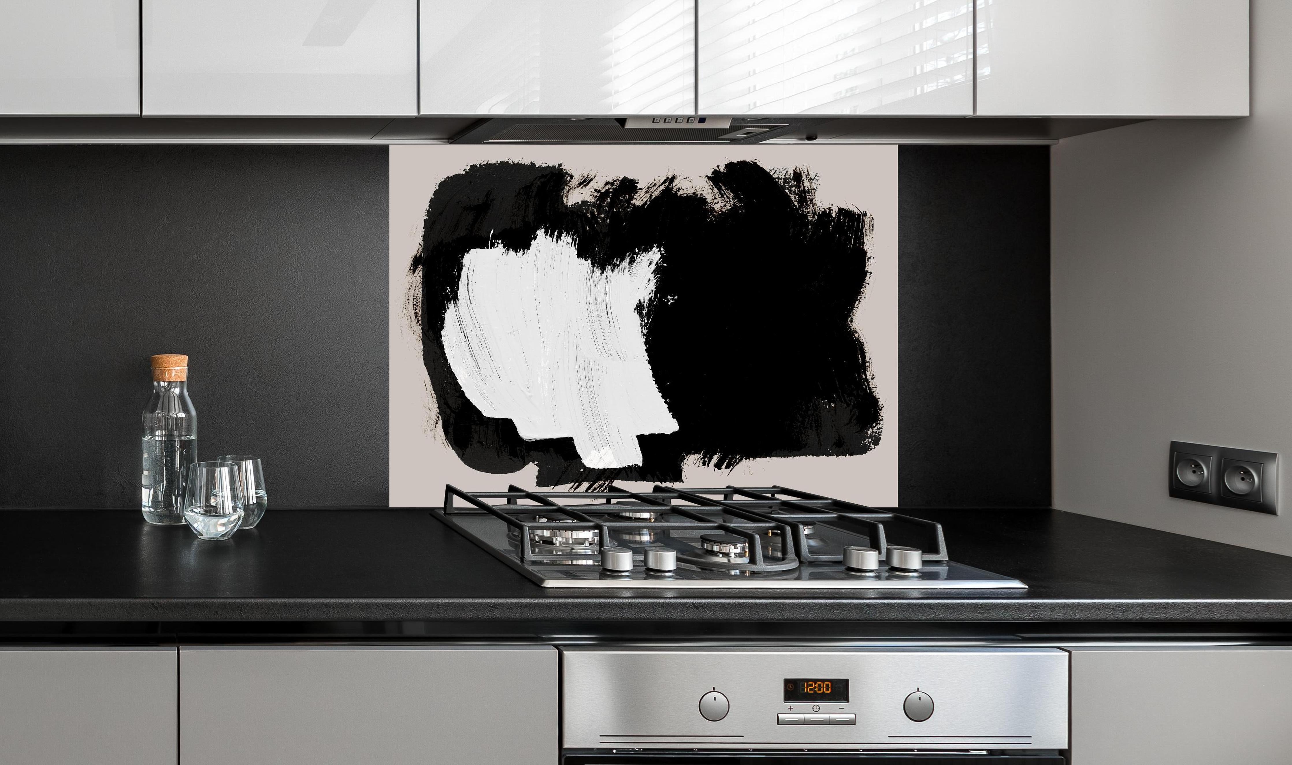 Spritzschutz - Moderne Kunst Pinselstrich Monochrom hinter einem Cerankochfeld zwischen Holz-Kochutensilien
