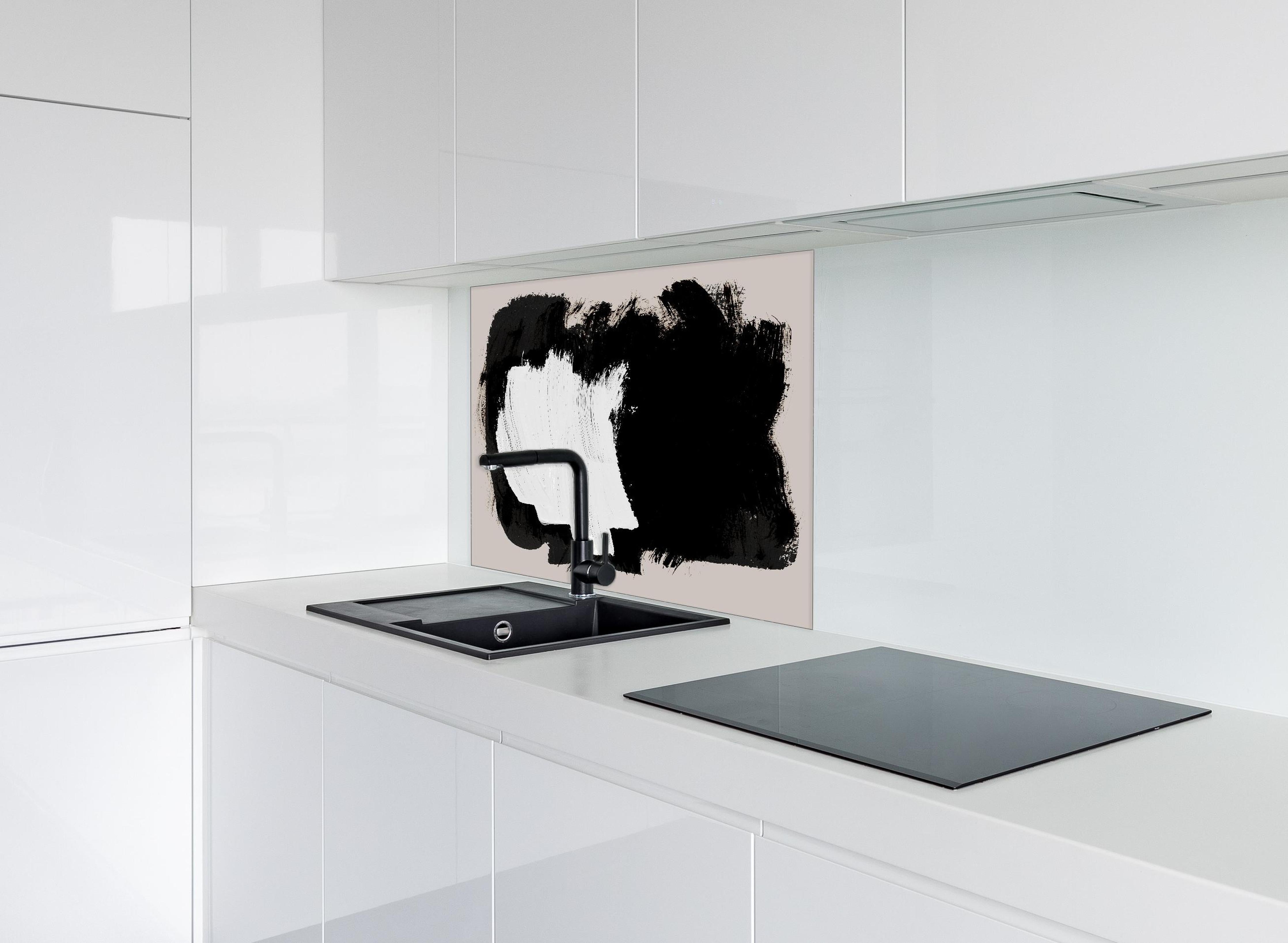 Spritzschutz - Moderne Kunst Pinselstrich Monochrom hinter einem Cerankochfeld zwischen Holz-Kochutensilien
