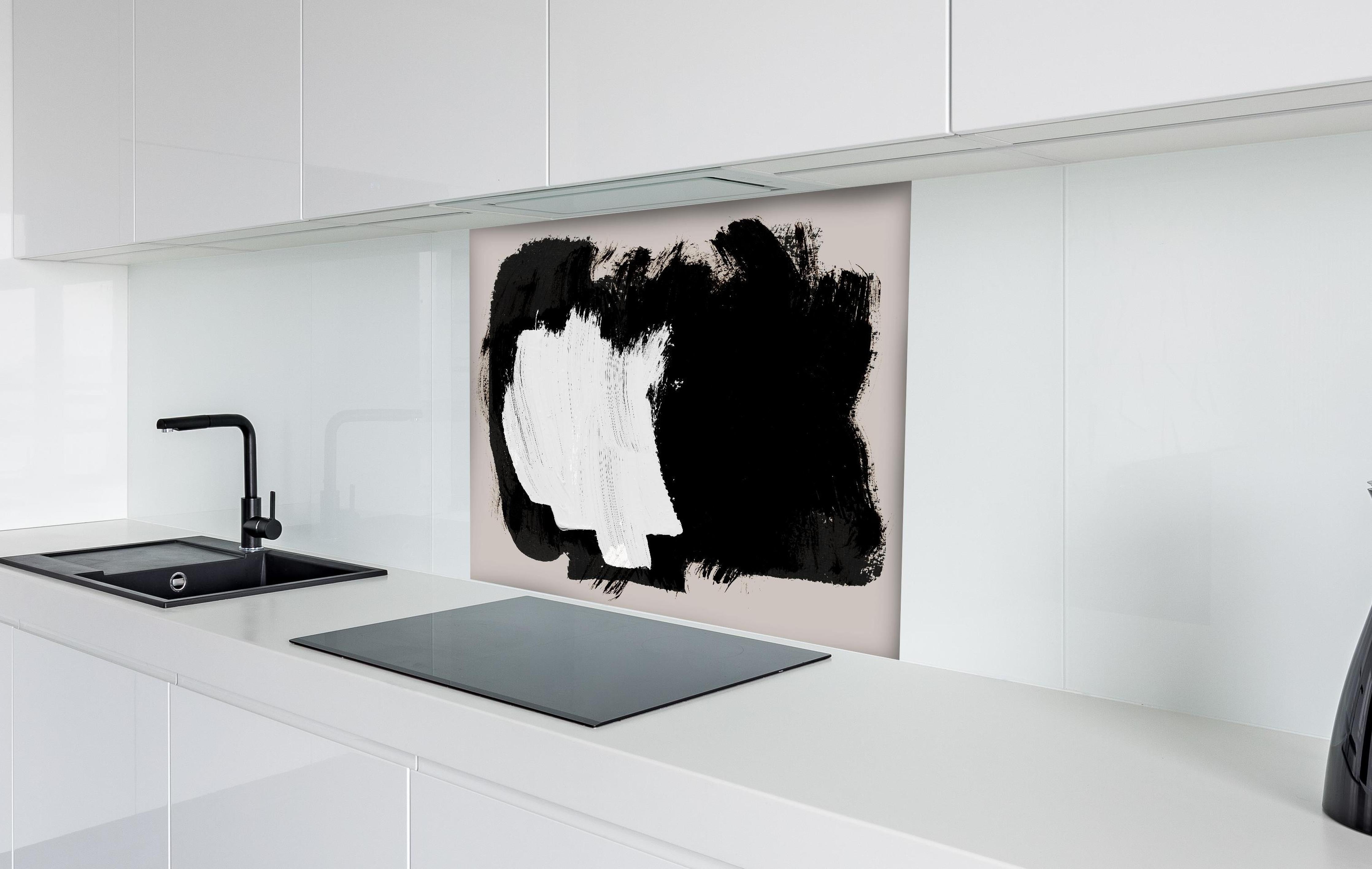 Spritzschutz - Moderne Kunst Pinselstrich Monochrom hinter einem Cerankochfeld zwischen Holz-Kochutensilien
