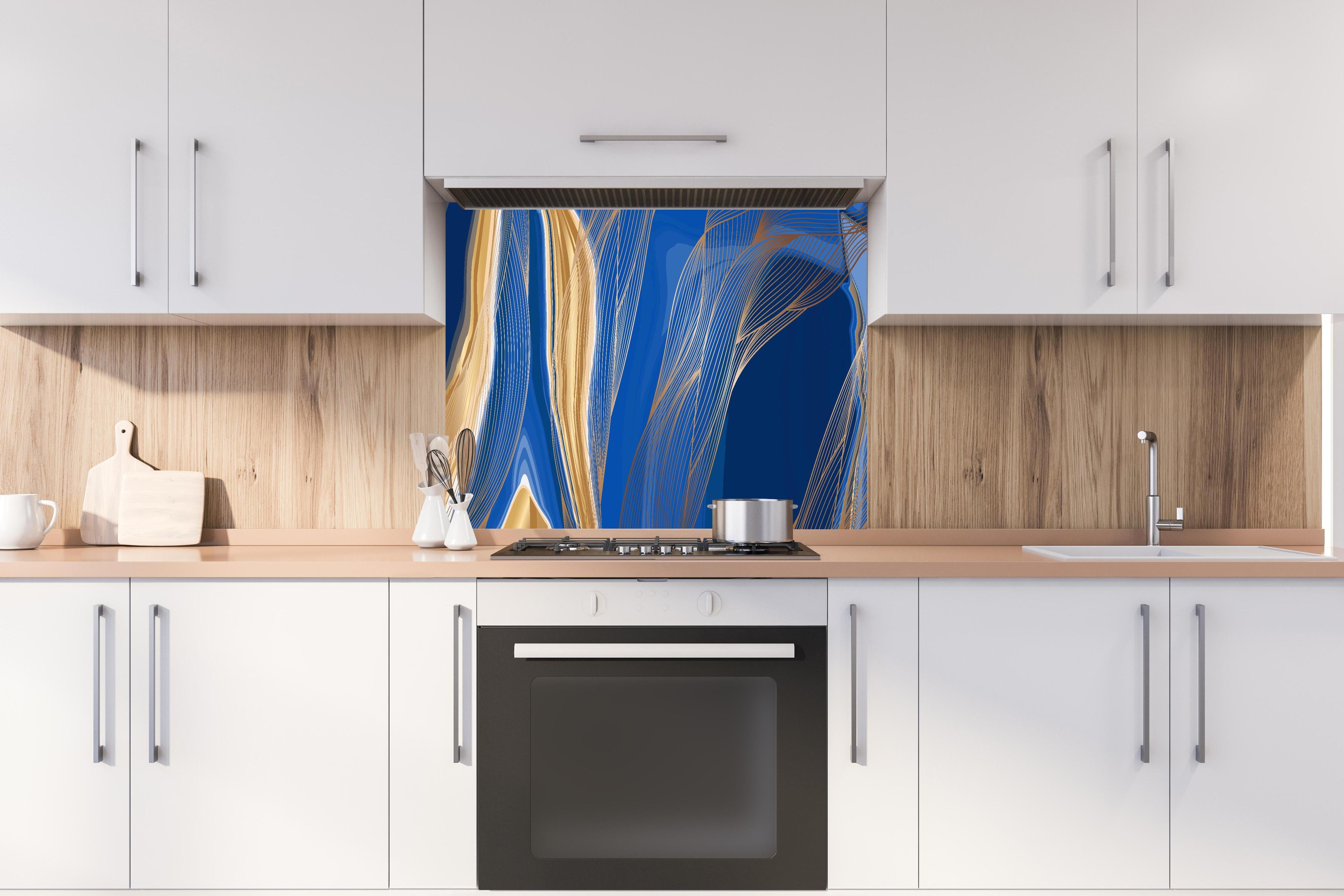Spritzschutz - Moderne Kunst mit Blau-Gold Wellenlinien hinter einem Cerankochfeld zwischen Holz-Kochutensilien
