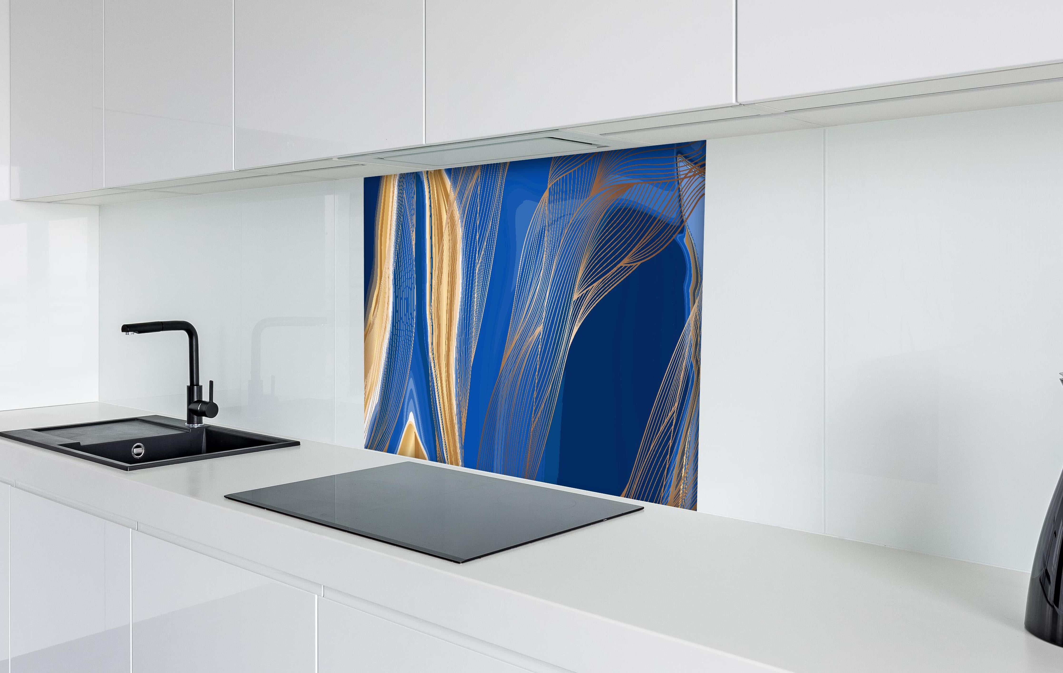Spritzschutz - Moderne Kunst mit Blau-Gold Wellenlinien hinter einem Cerankochfeld zwischen Holz-Kochutensilien

