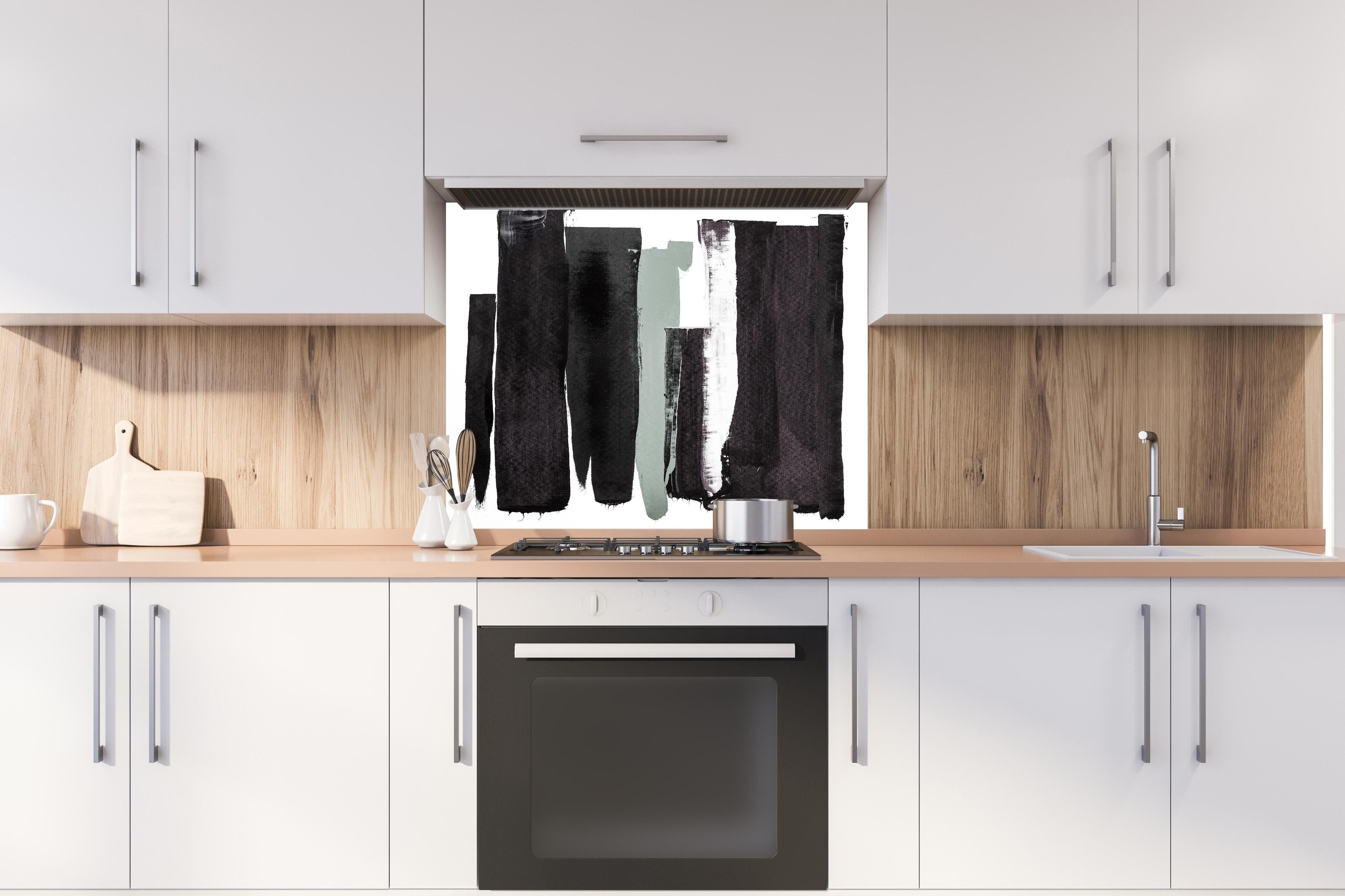 Spritzschutz - Moderne Kunst mit Schwarzen Pinselstrichen hinter einem Cerankochfeld zwischen Holz-Kochutensilien
