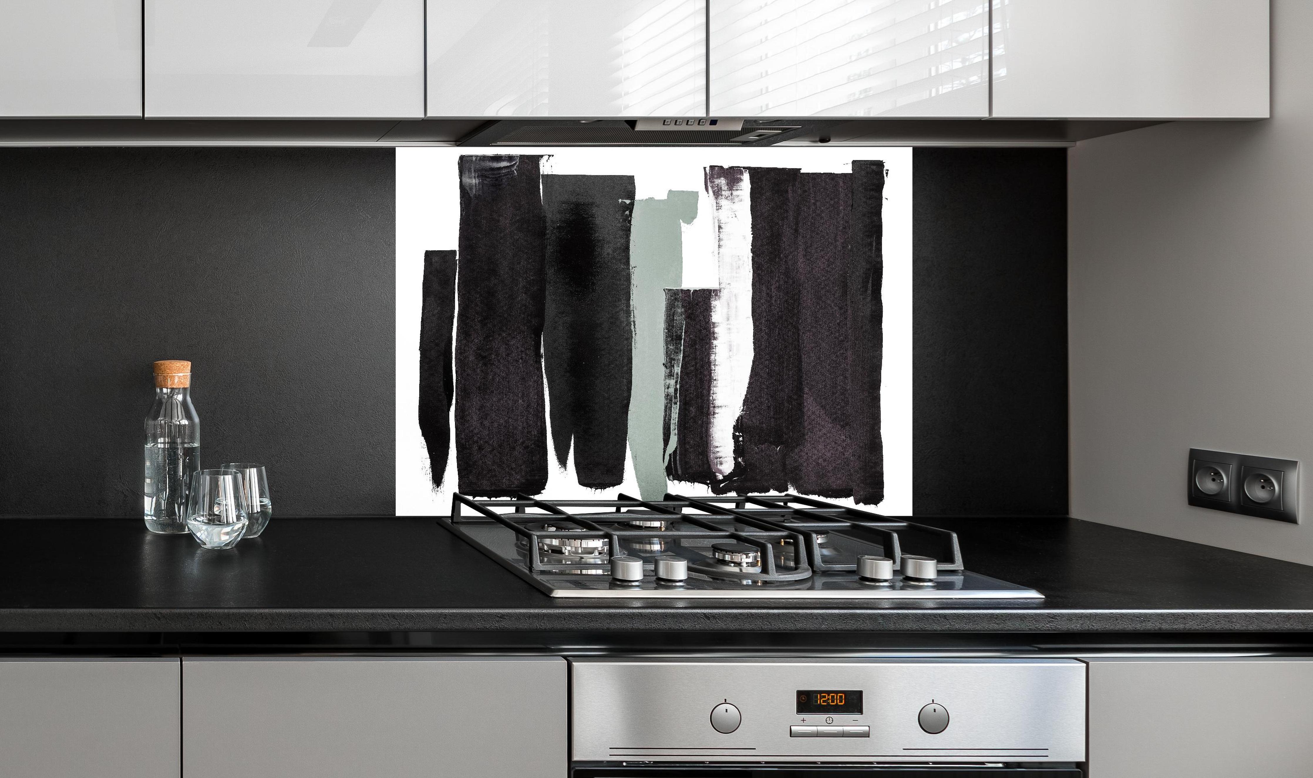 Spritzschutz - Moderne Kunst mit Schwarzen Pinselstrichen hinter einem Cerankochfeld zwischen Holz-Kochutensilien
