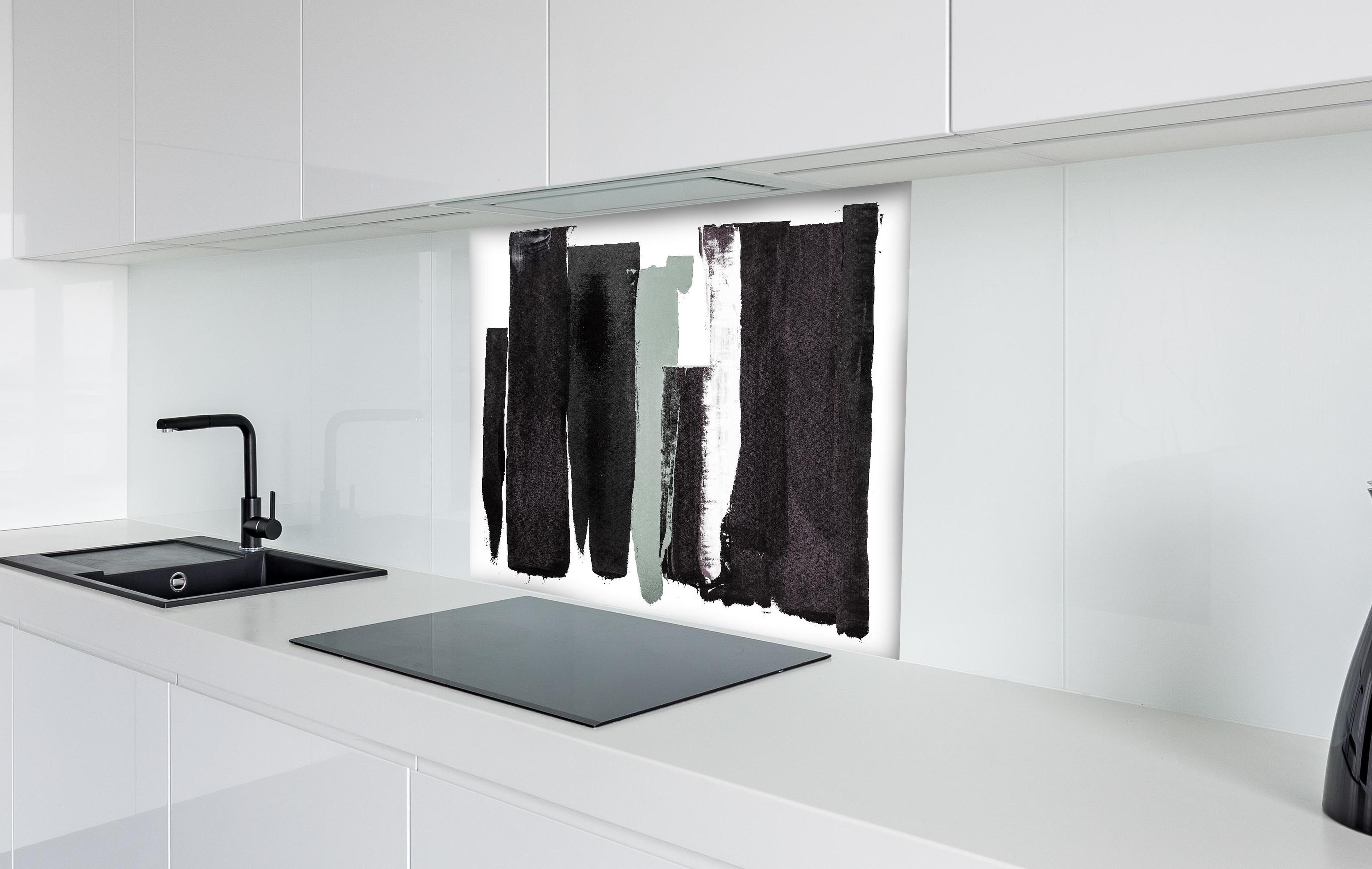 Spritzschutz - Moderne Kunst mit Schwarzen Pinselstrichen hinter einem Cerankochfeld zwischen Holz-Kochutensilien
