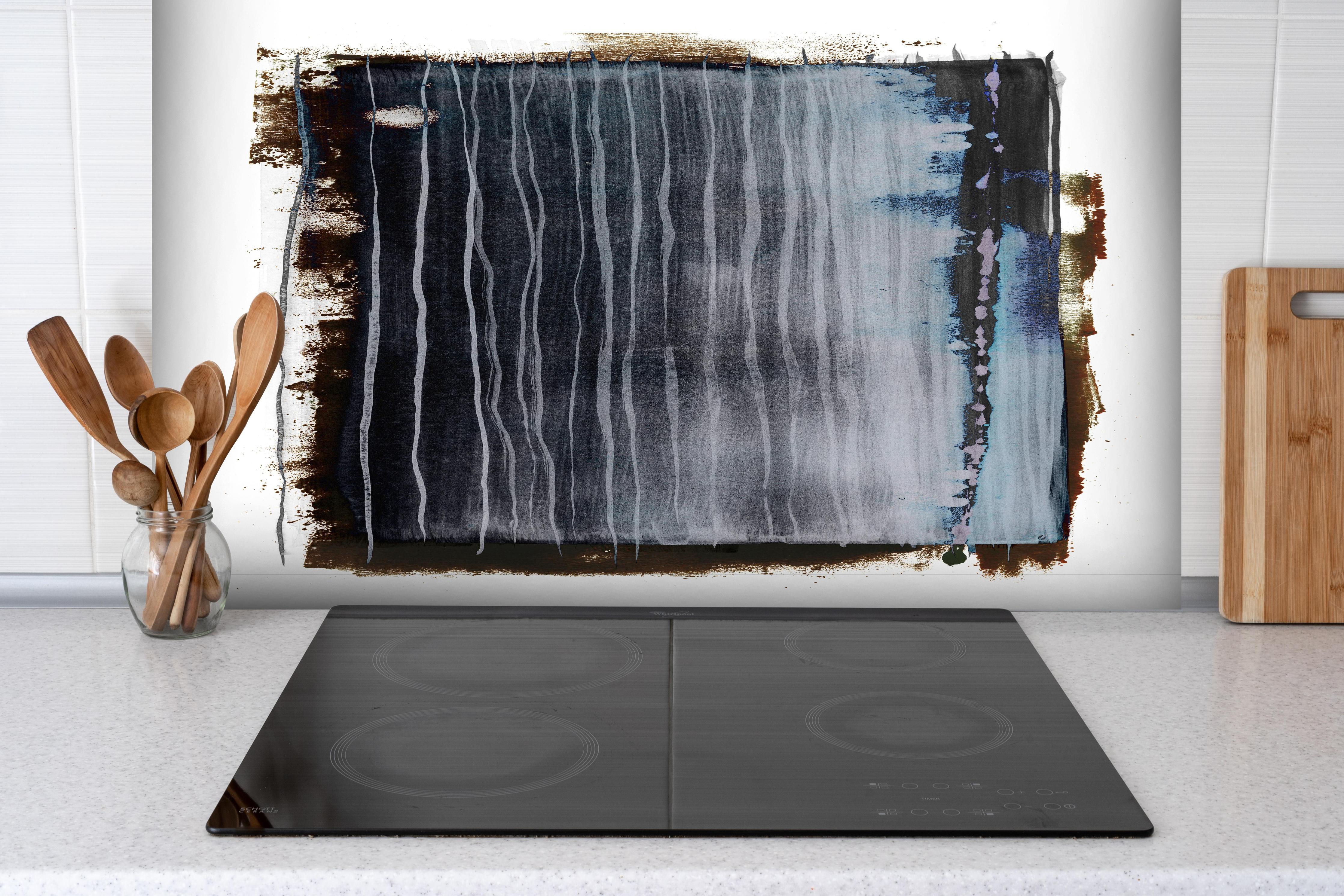 Spritzschutz - Moderne Malerei in Weiß und Grau hinter einem Cerankochfeld zwischen Holz-Kochutensilien
